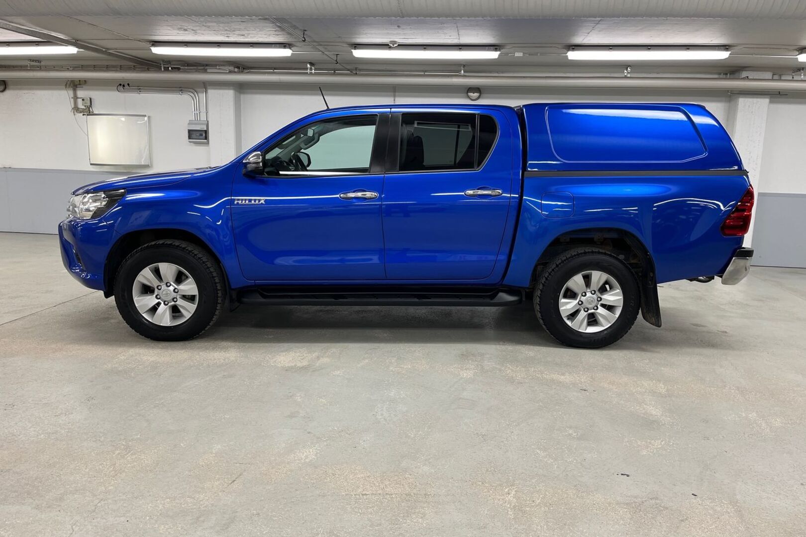 TOYOTA HILUX 2