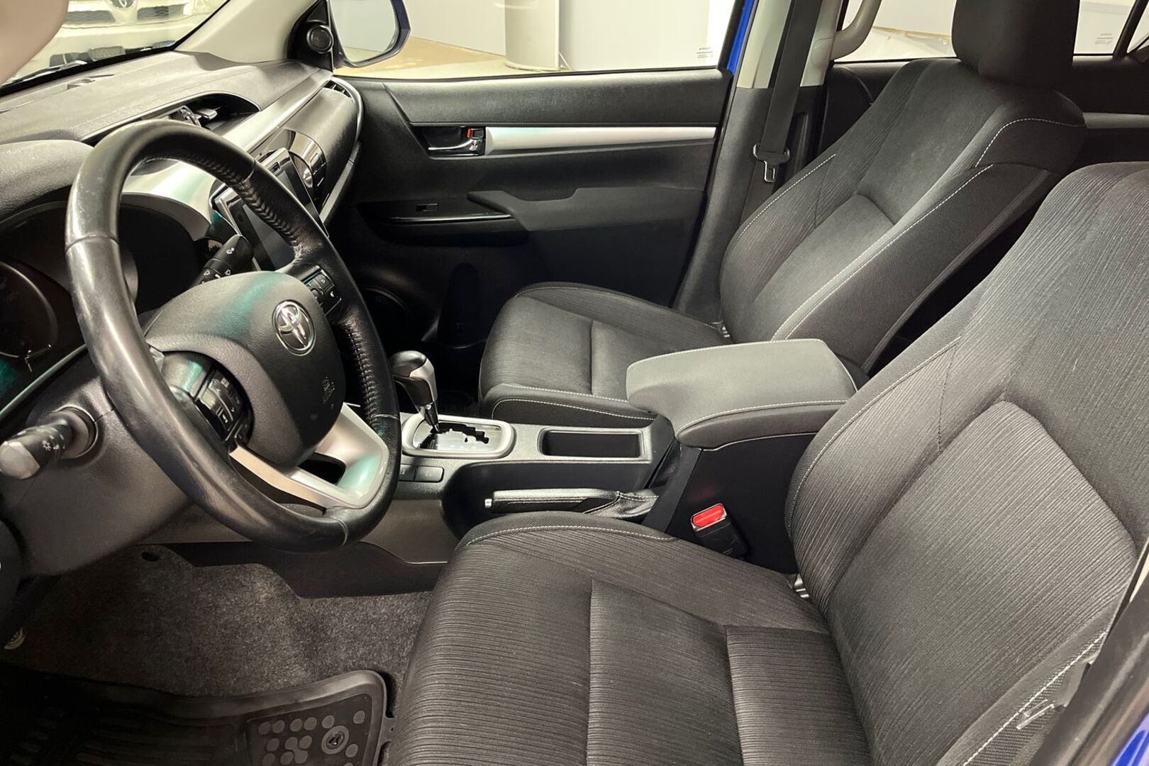 TOYOTA HILUX 8