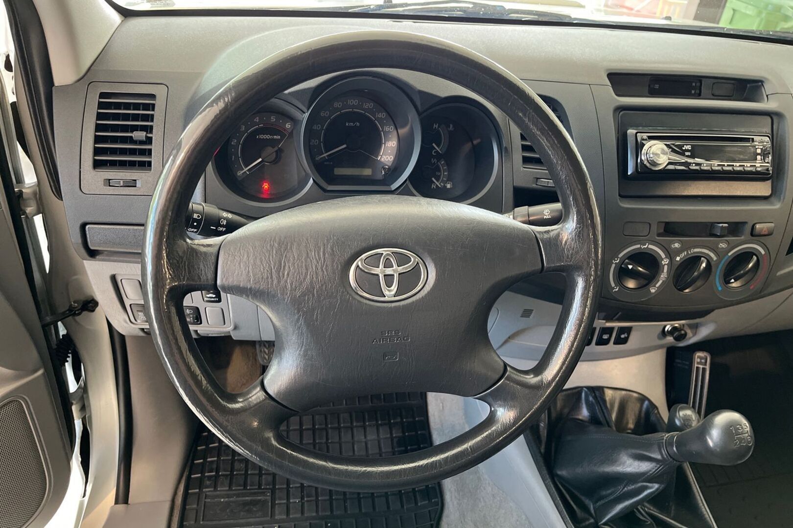 TOYOTA Hilux 28