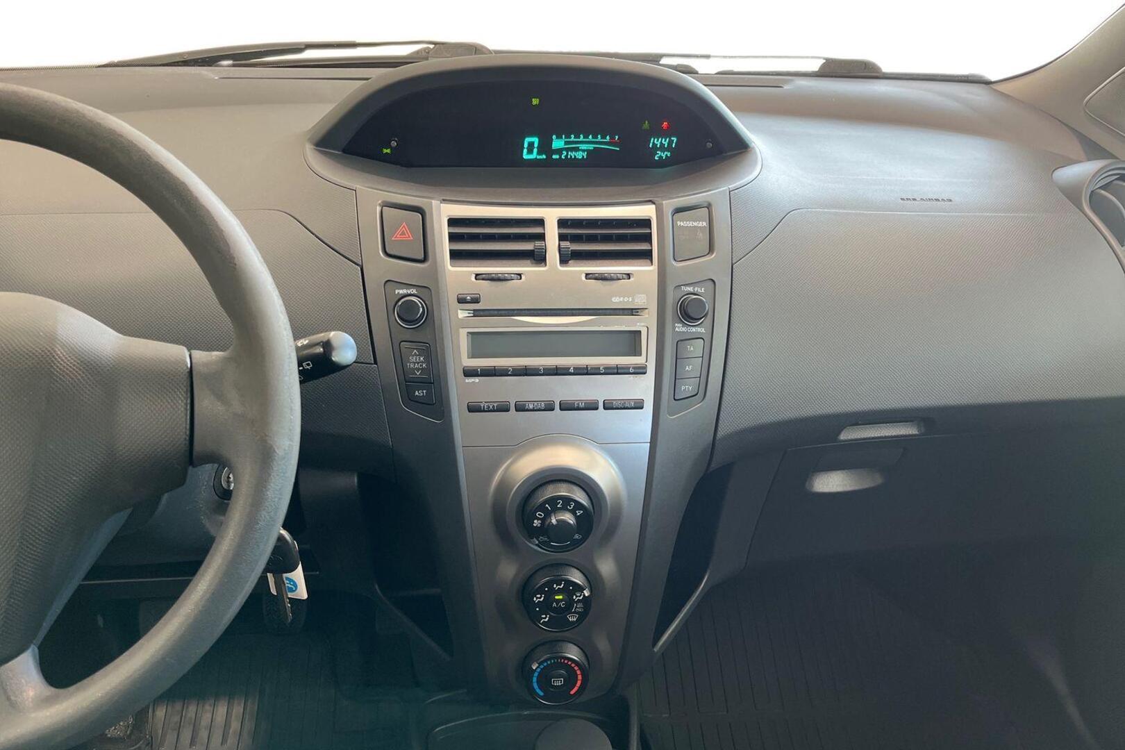 TOYOTA Yaris 10
