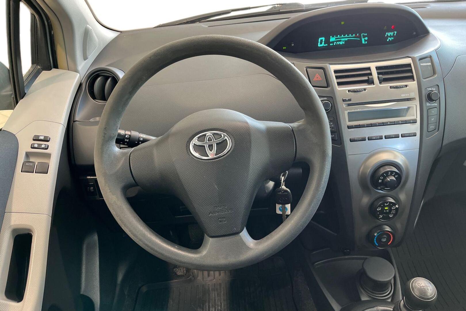 TOYOTA Yaris 11