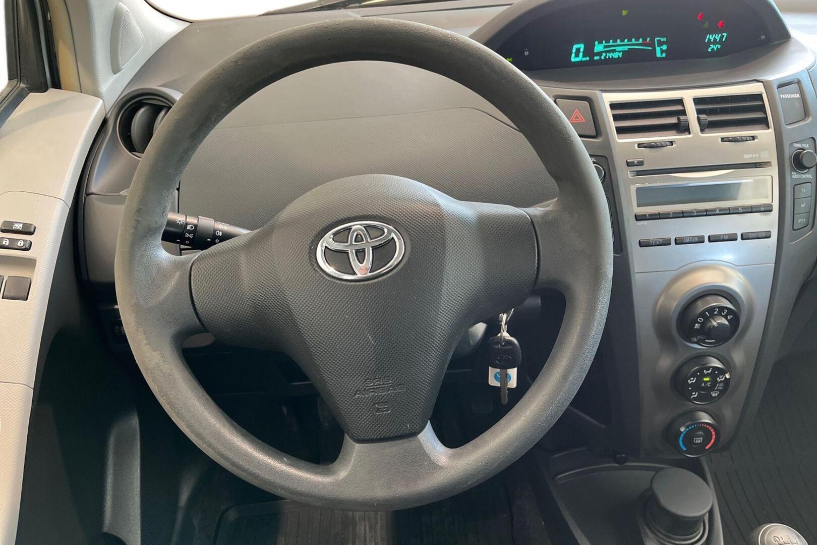 TOYOTA Yaris 12