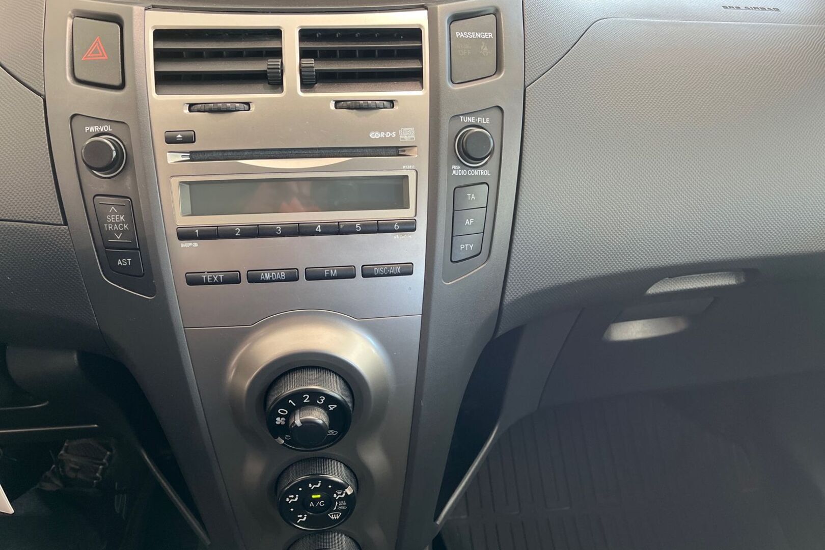 TOYOTA Yaris 14