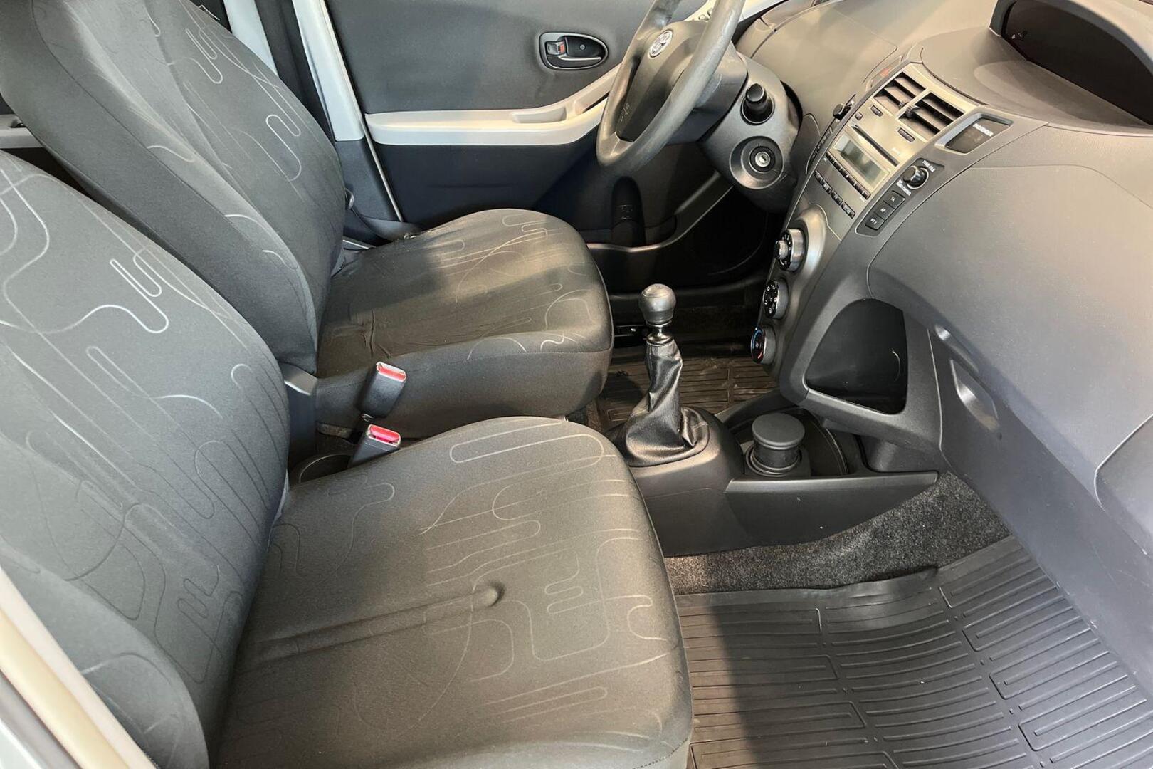 TOYOTA Yaris 17
