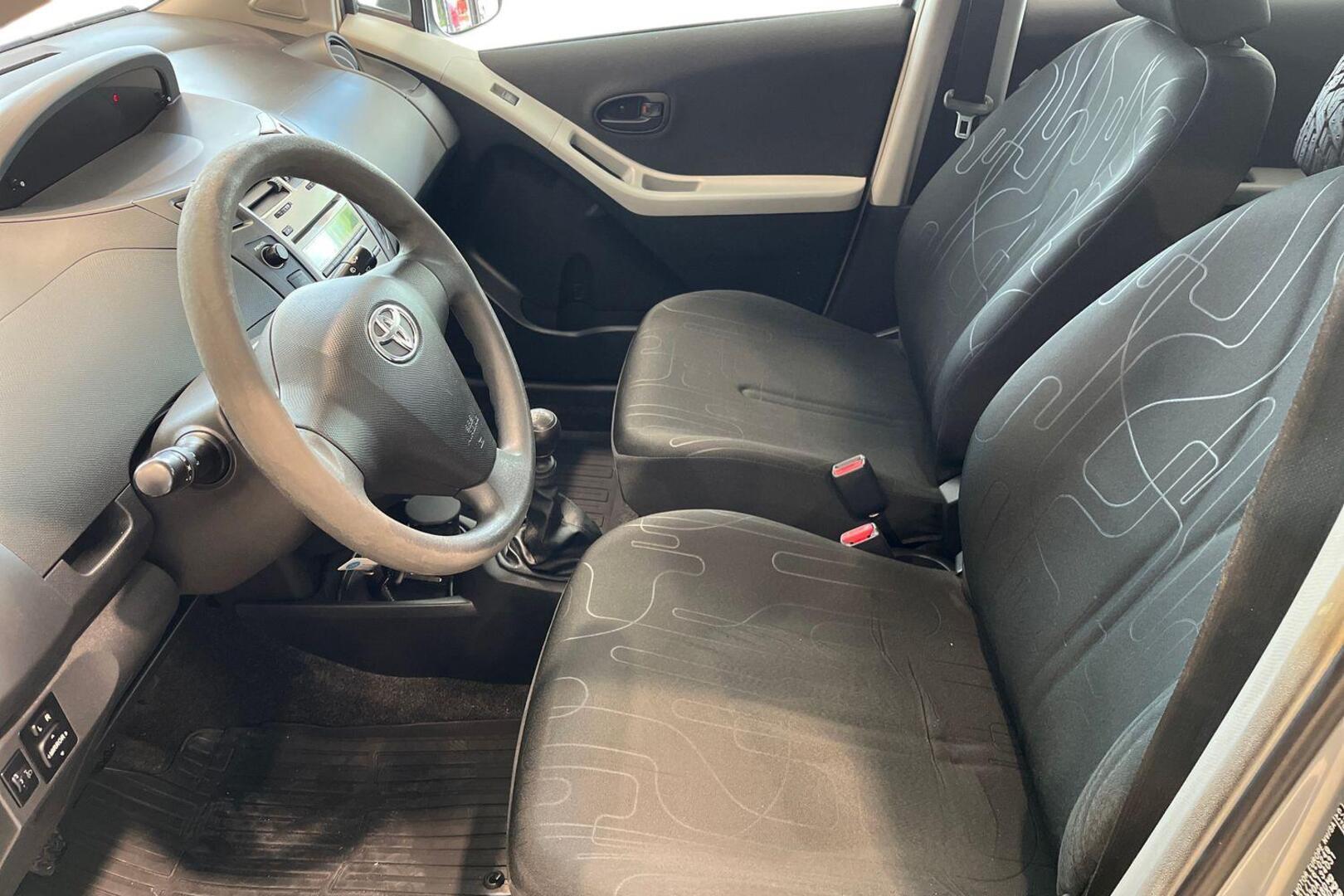 TOYOTA Yaris 8