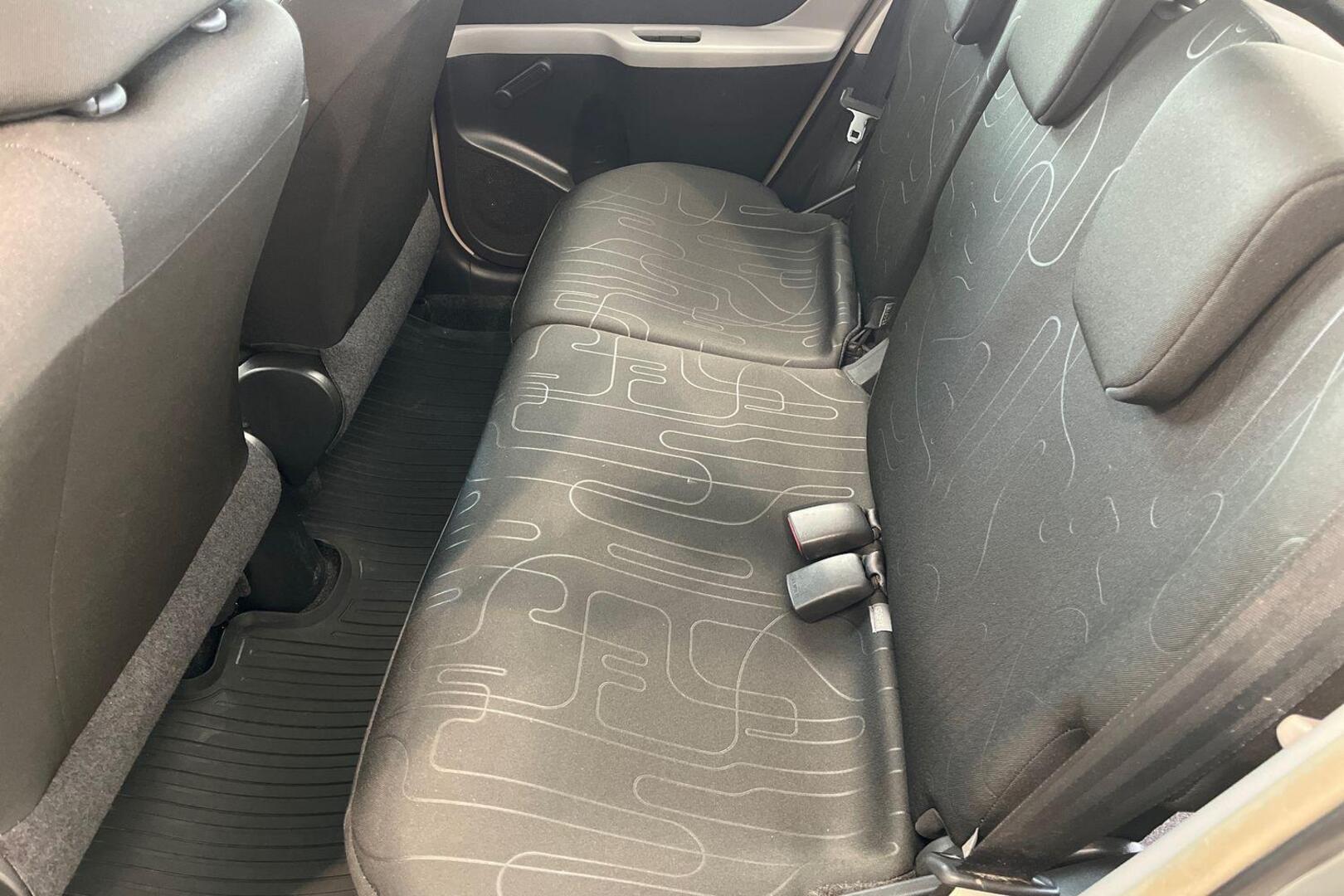 TOYOTA Yaris 9