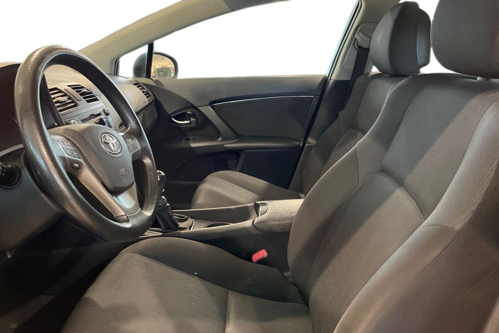 TOYOTA Avensis 8