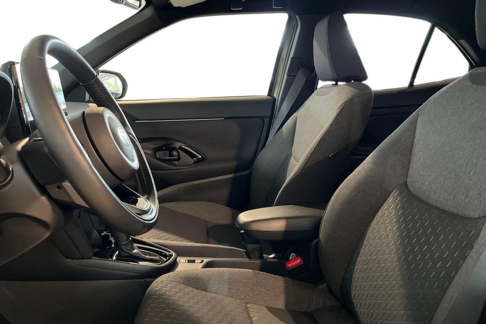 TOYOTA Yaris Cross 10