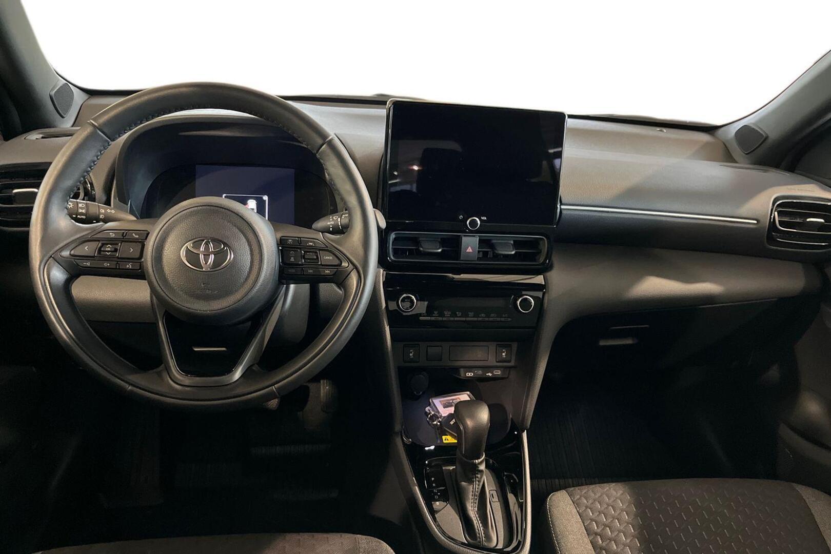TOYOTA Yaris Cross 12