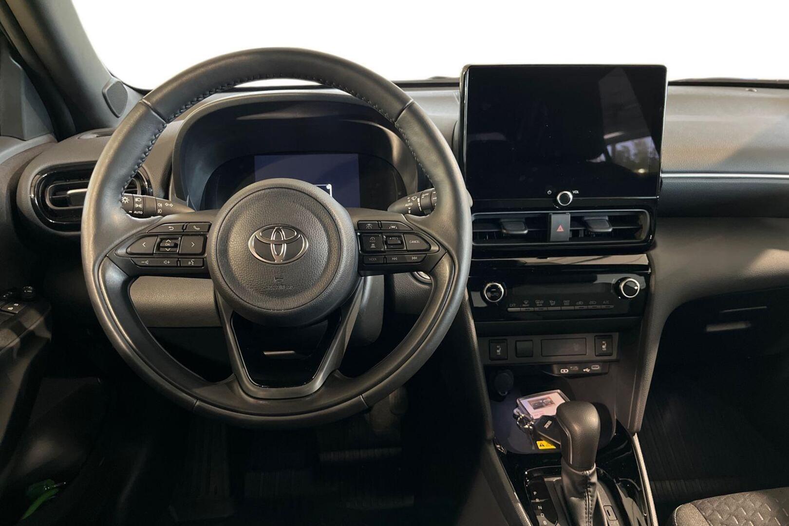 TOYOTA Yaris Cross 13