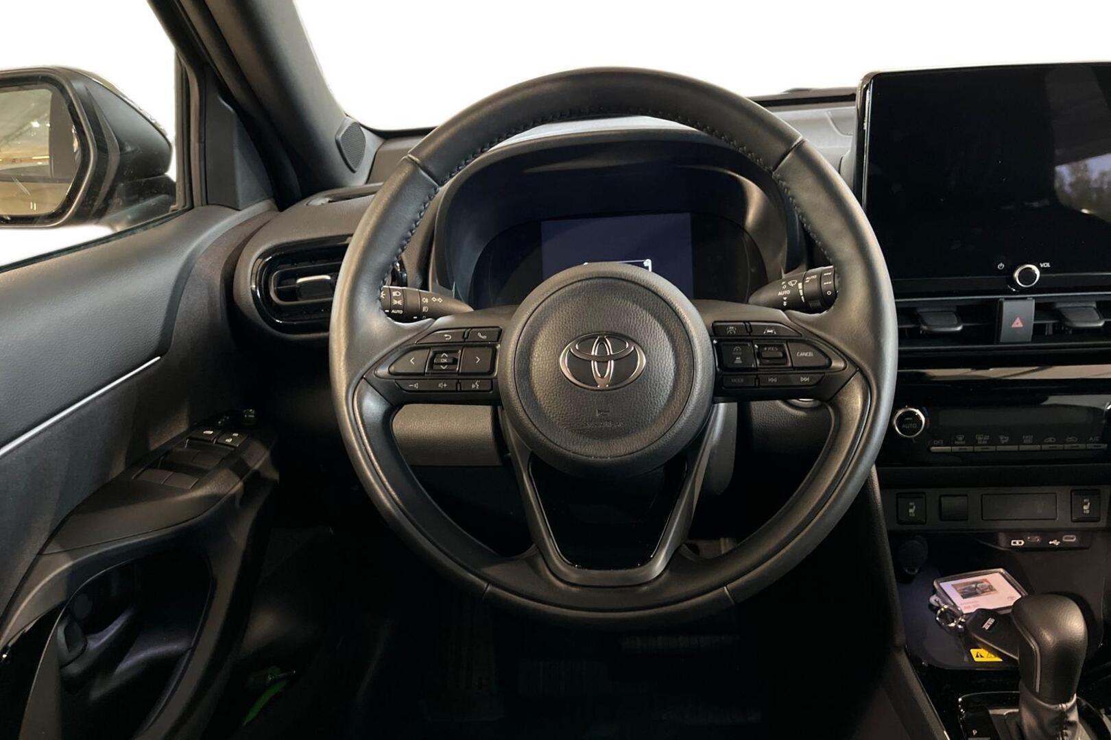 TOYOTA Yaris Cross 14