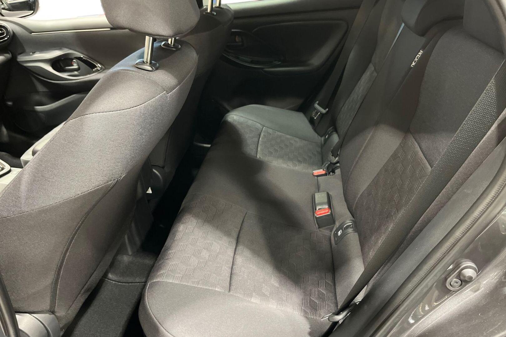 TOYOTA Yaris 10