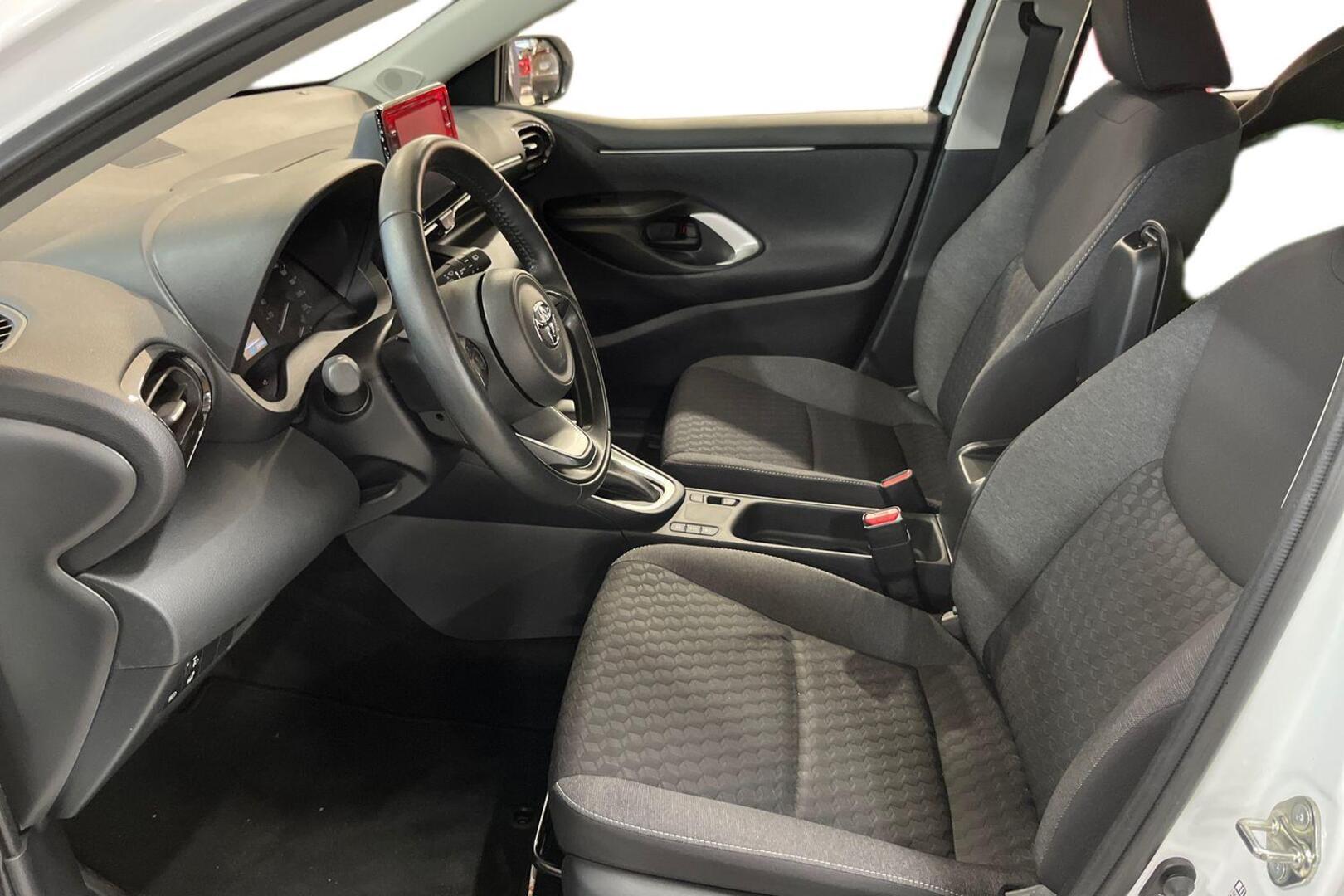 TOYOTA Yaris 8