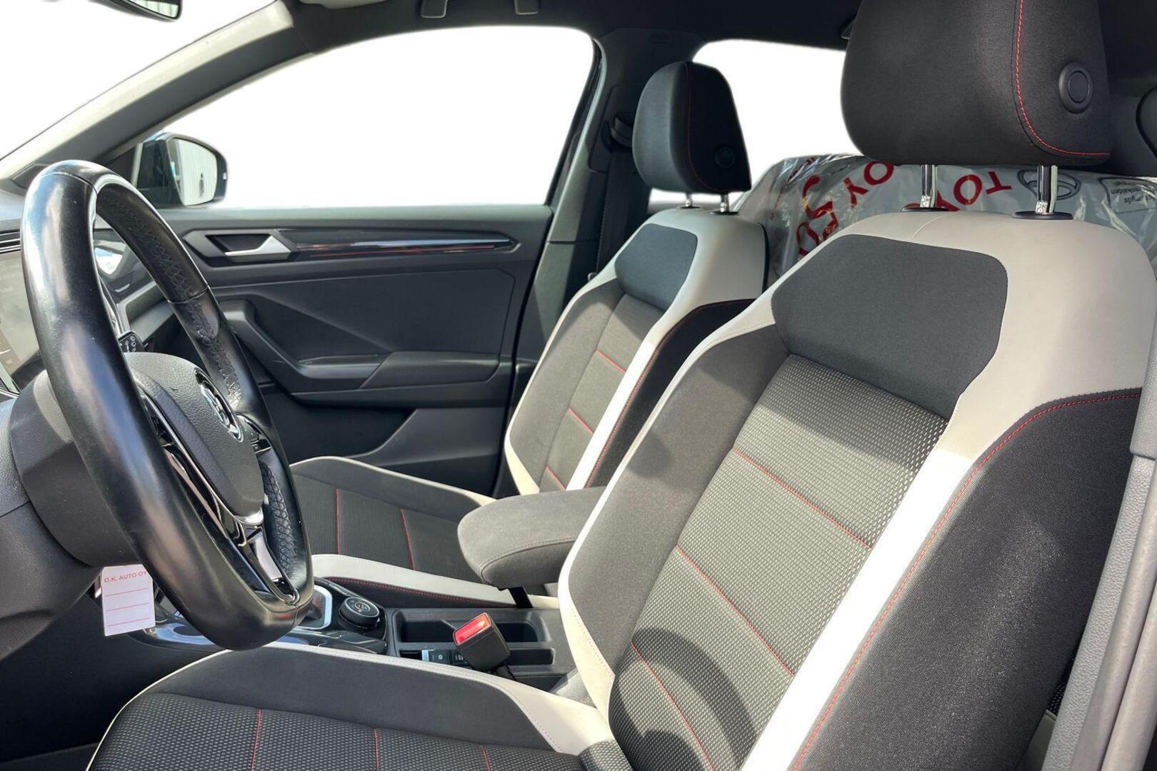 VOLKSWAGEN T-Roc 8