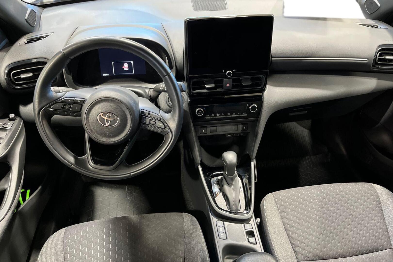 TOYOTA Yaris Cross 12