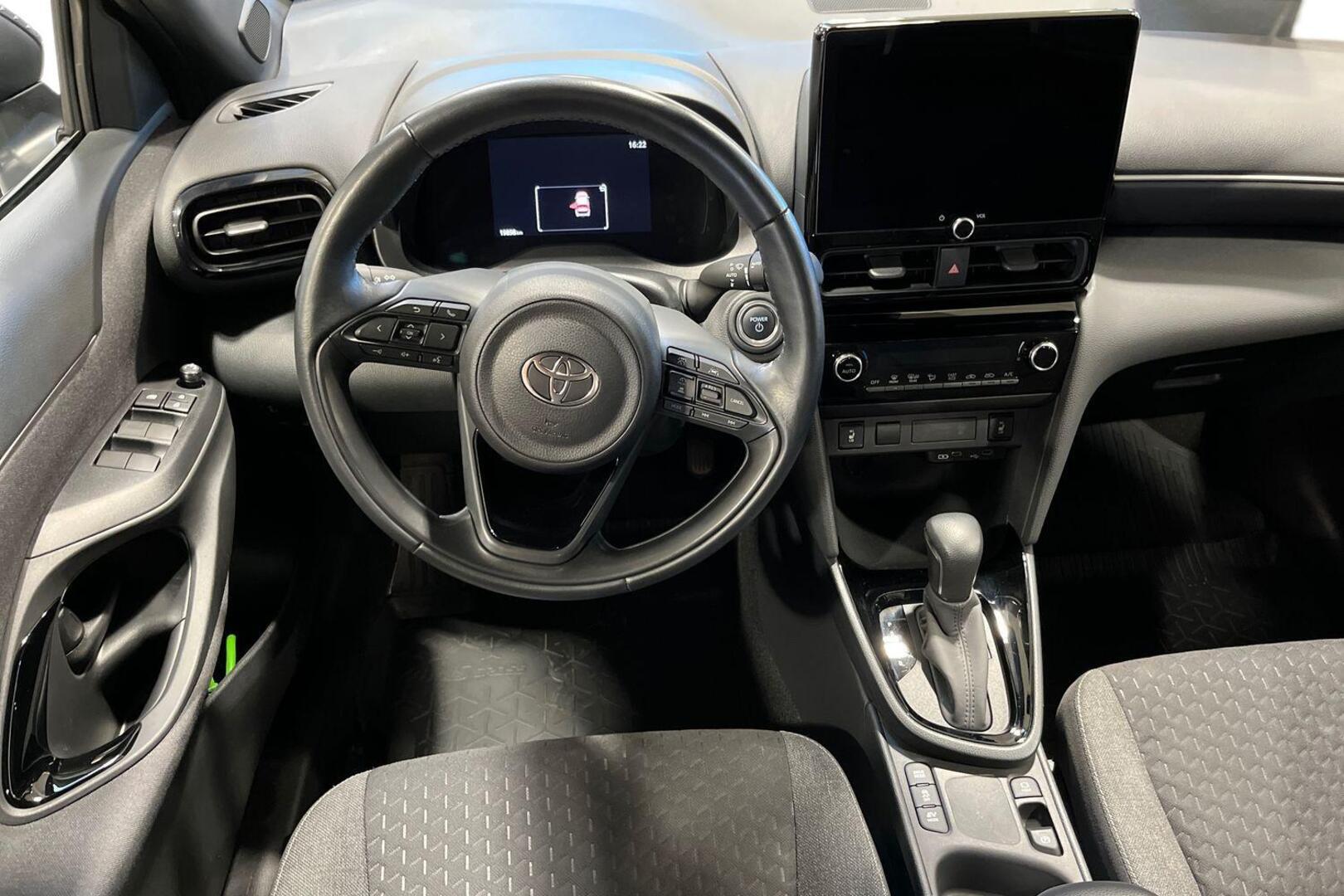 TOYOTA Yaris Cross 13
