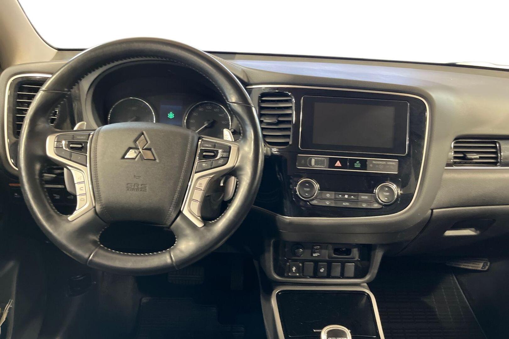 MITSUBISHI Outlander PHEV 11