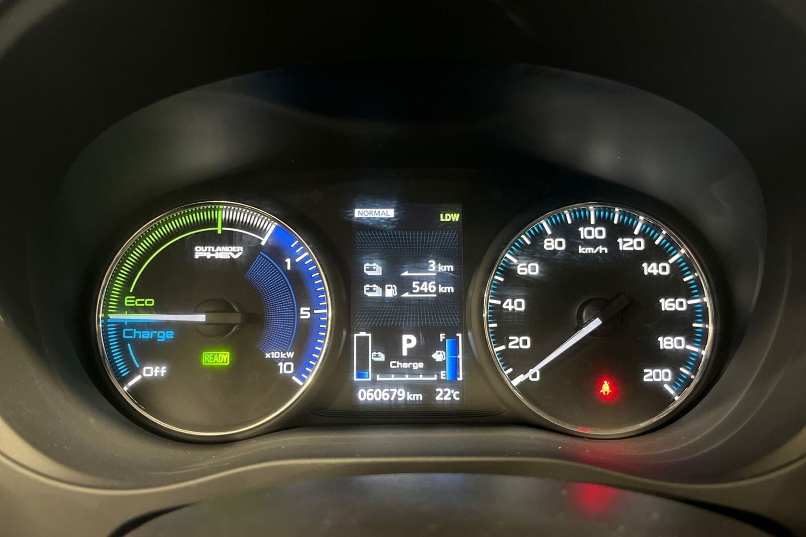 MITSUBISHI Outlander PHEV 13