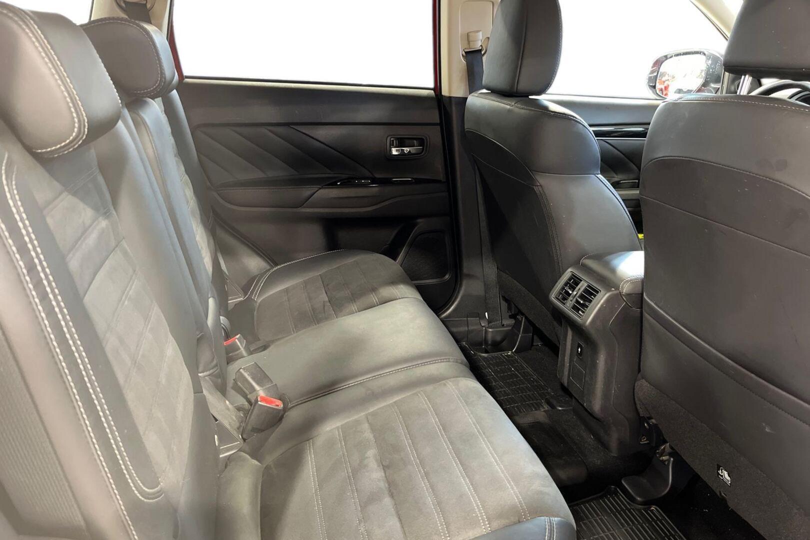 MITSUBISHI Outlander PHEV 16