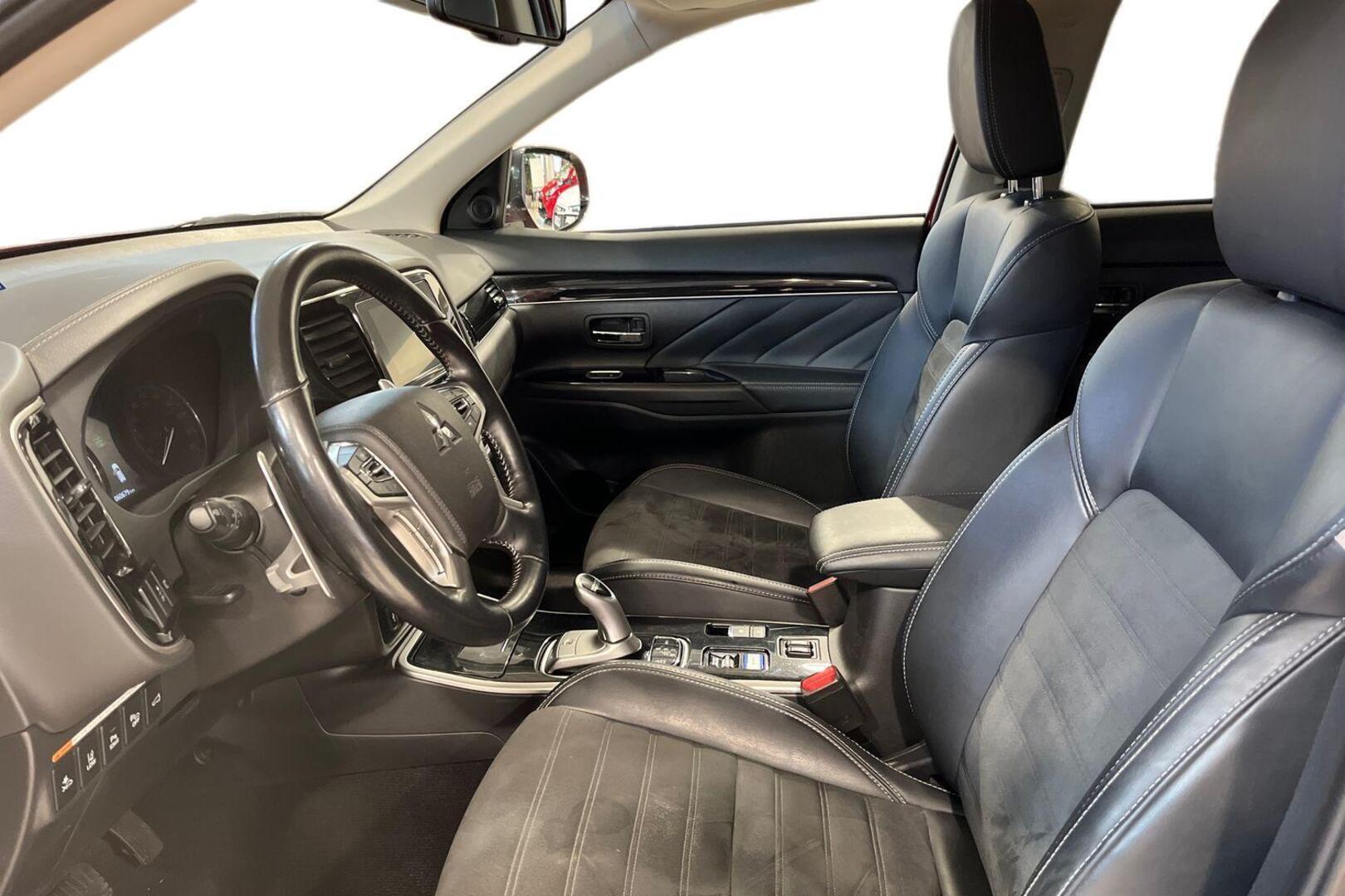 MITSUBISHI Outlander PHEV 8