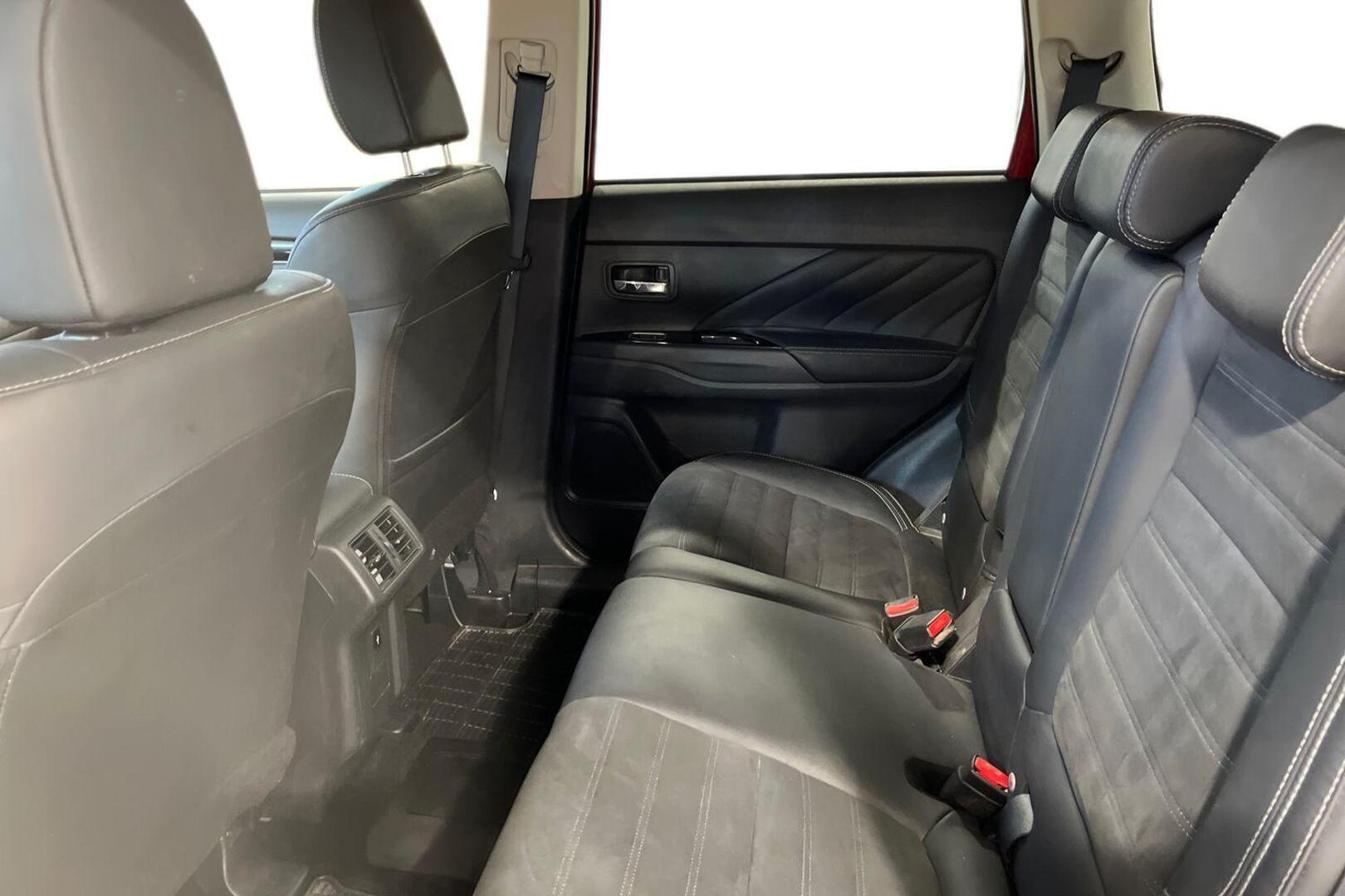 MITSUBISHI Outlander PHEV 9