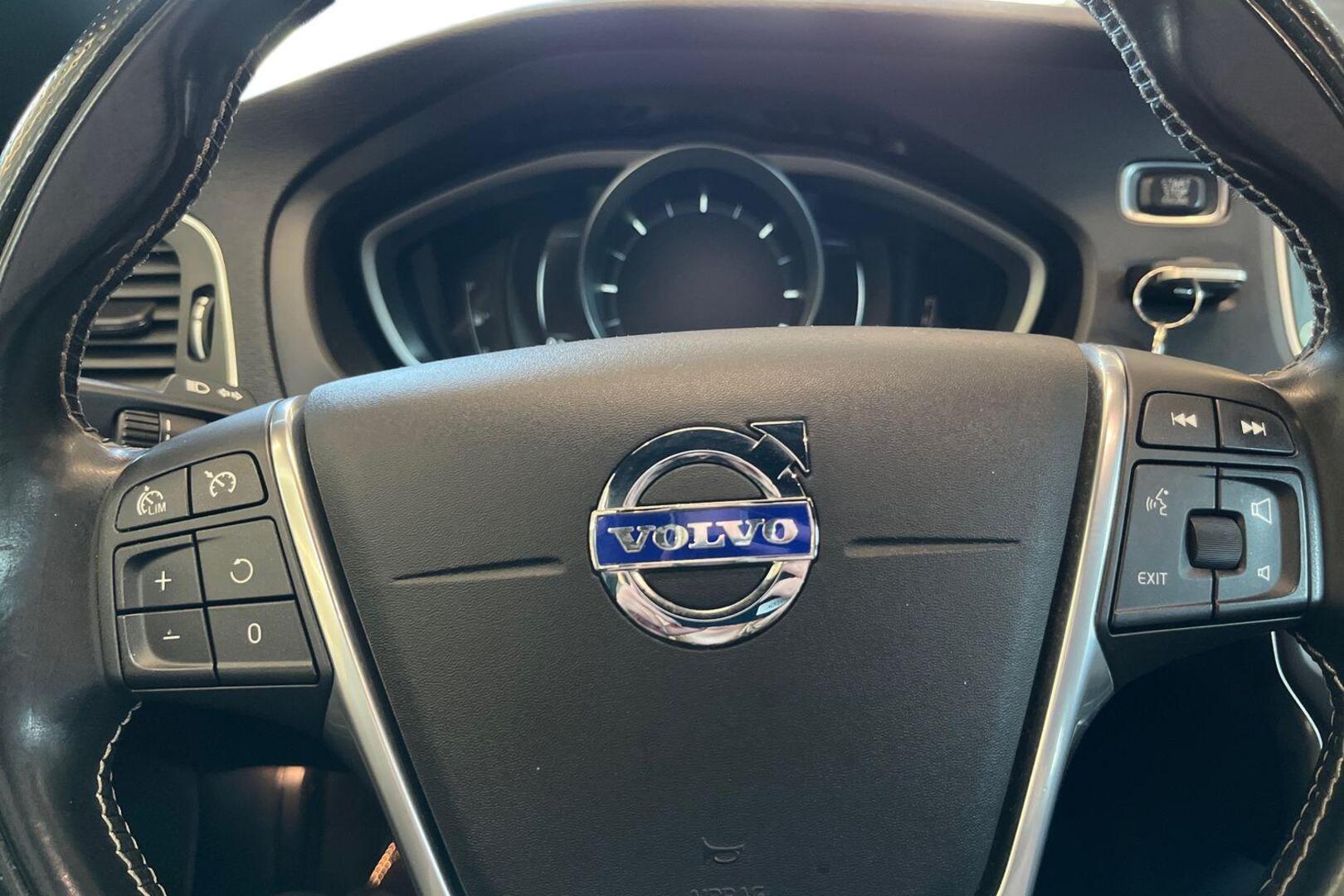 VOLVO V40 14