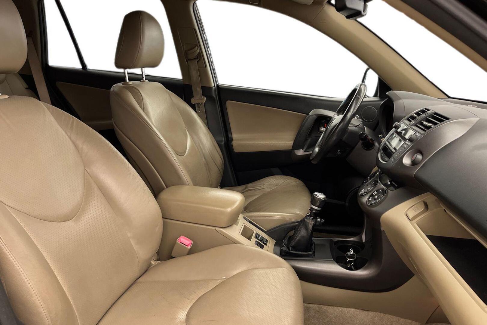 TOYOTA RAV4 17