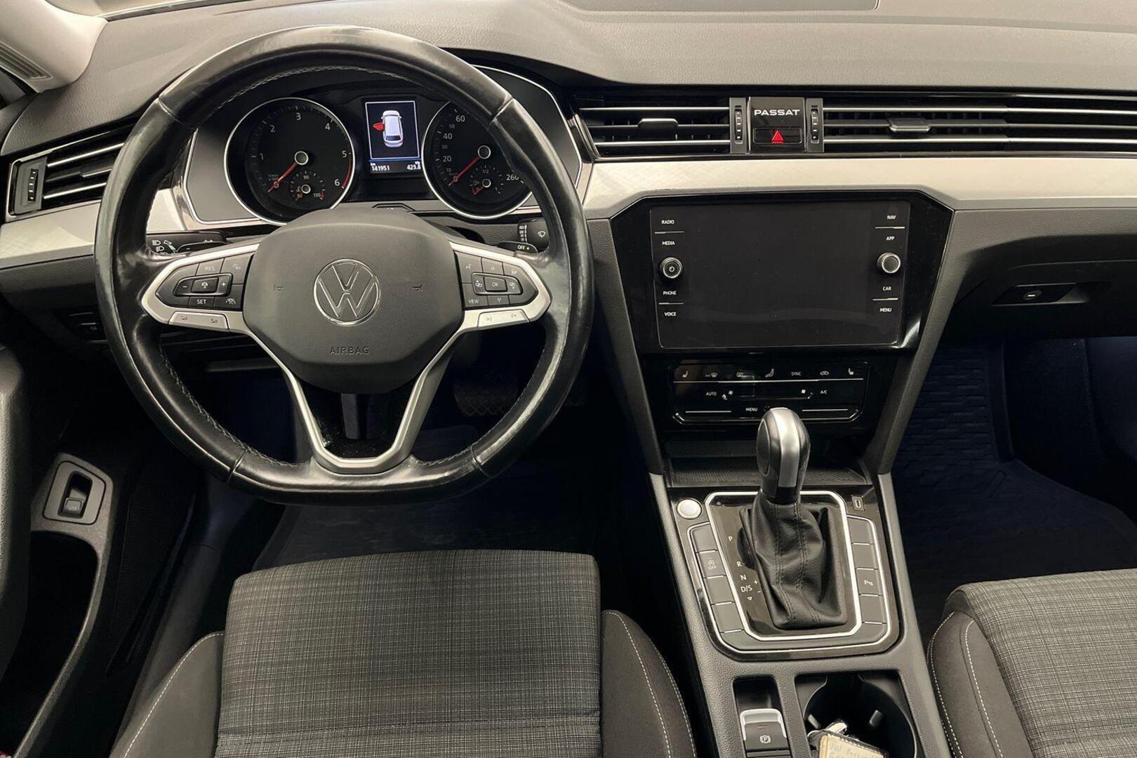 VOLKSWAGEN Passat 11