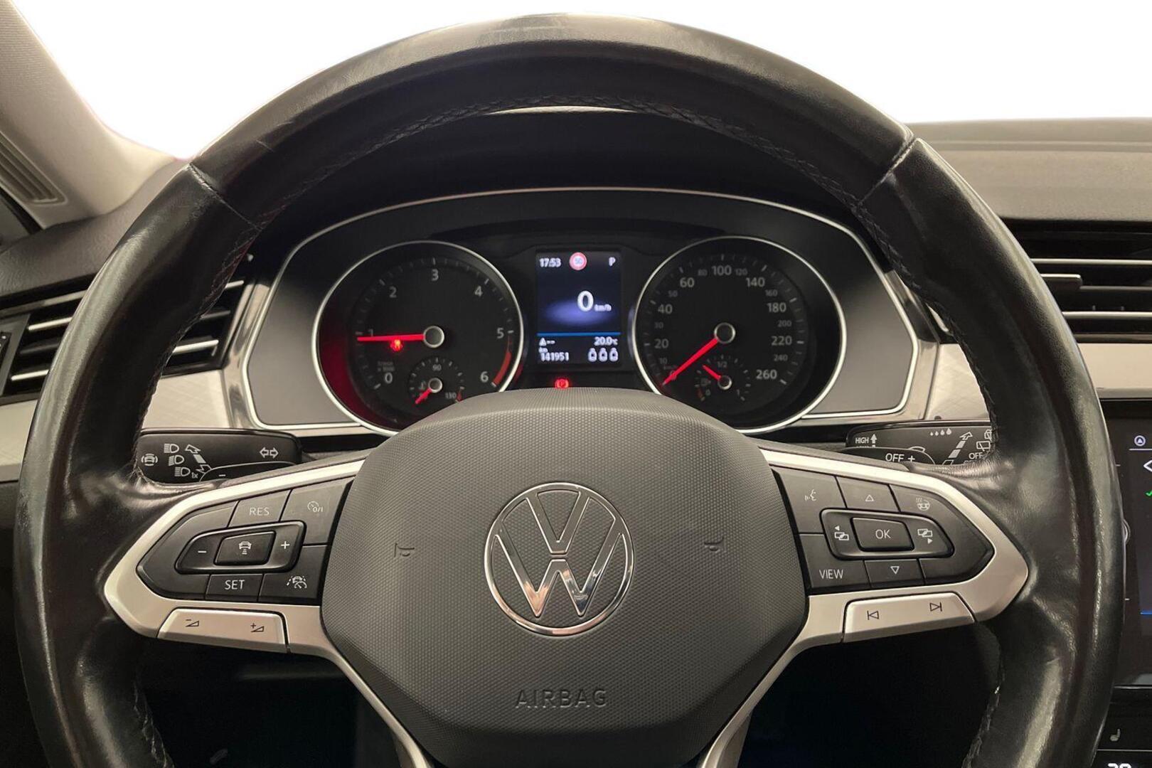 VOLKSWAGEN Passat 12