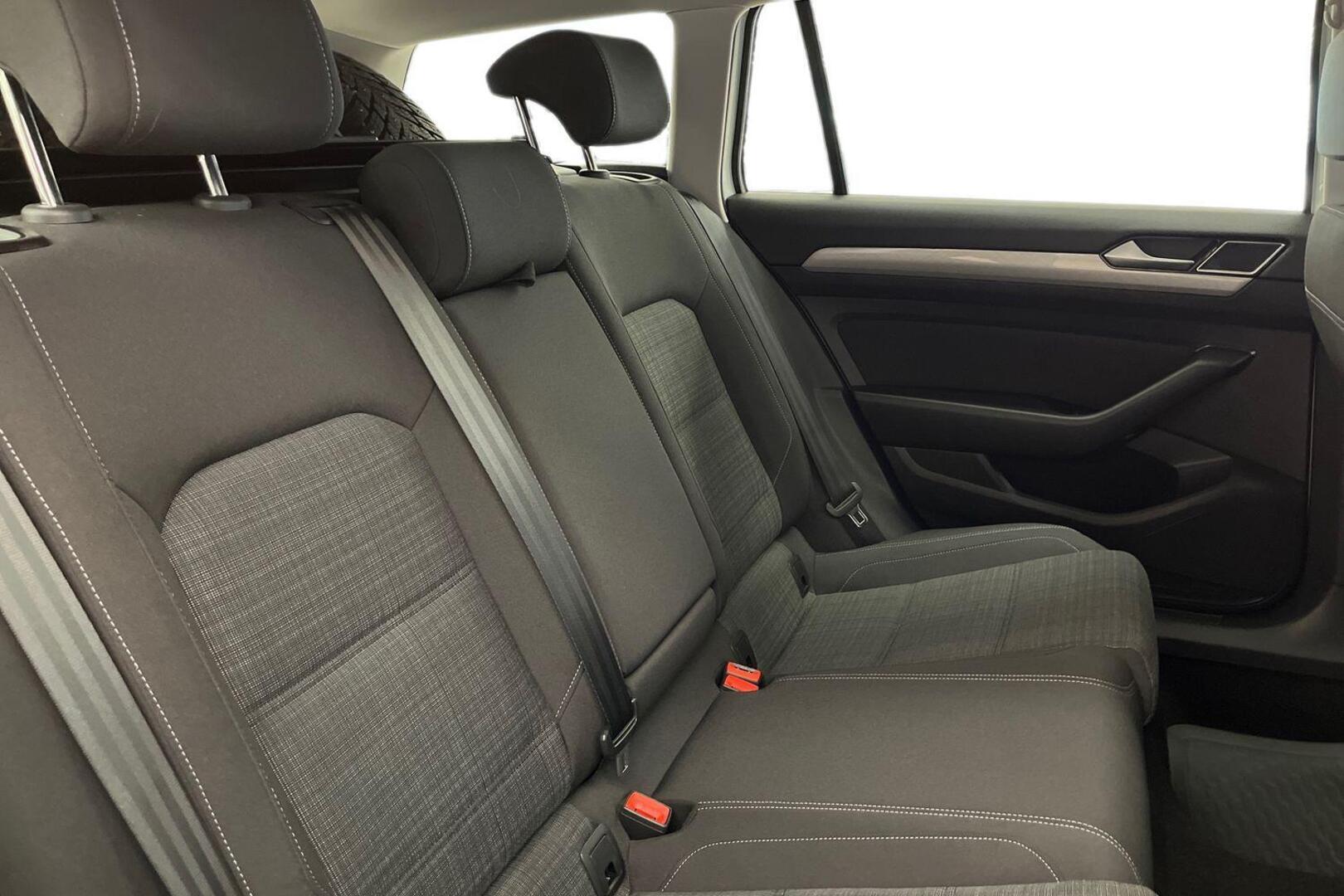 VOLKSWAGEN Passat 16
