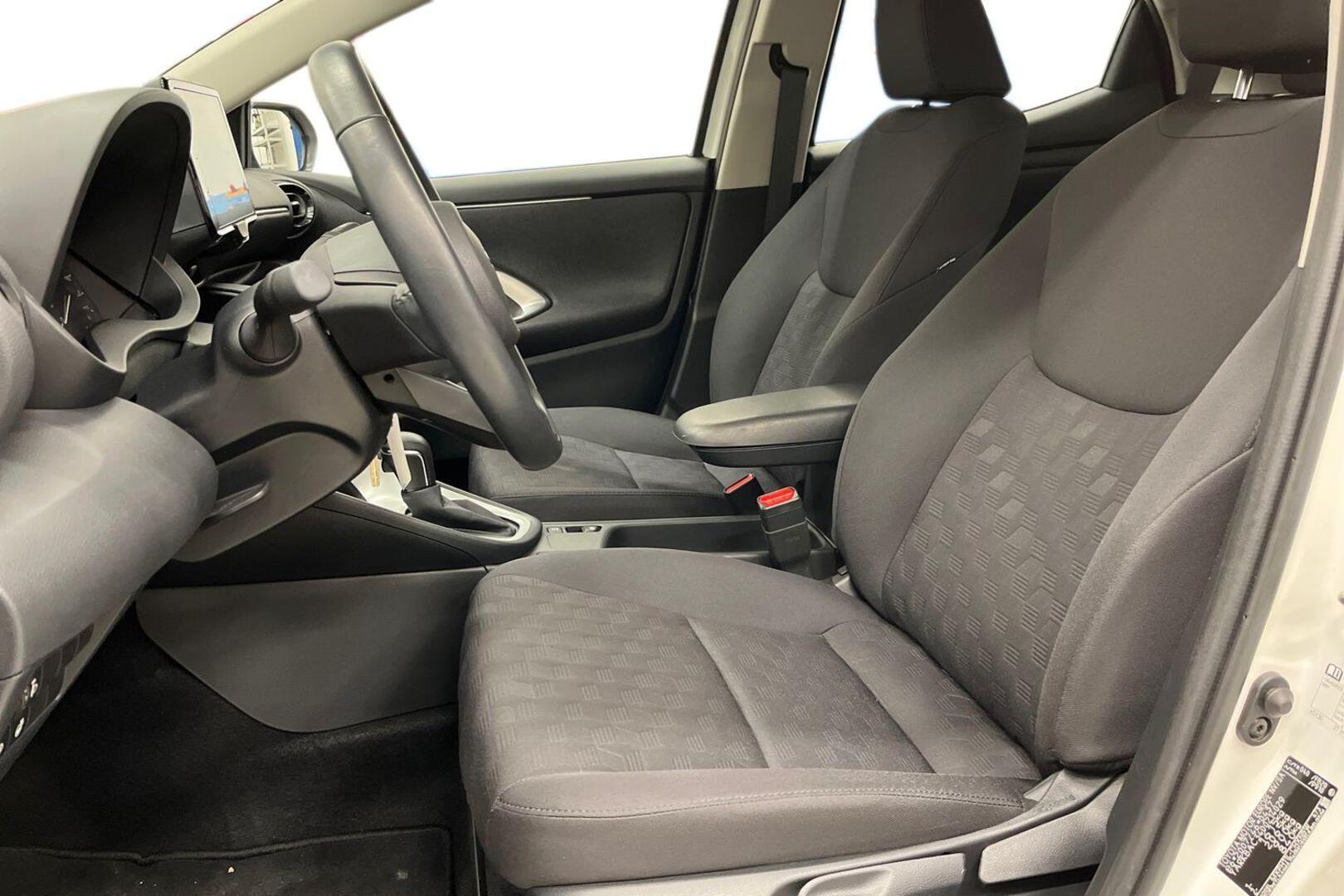 TOYOTA Yaris 8