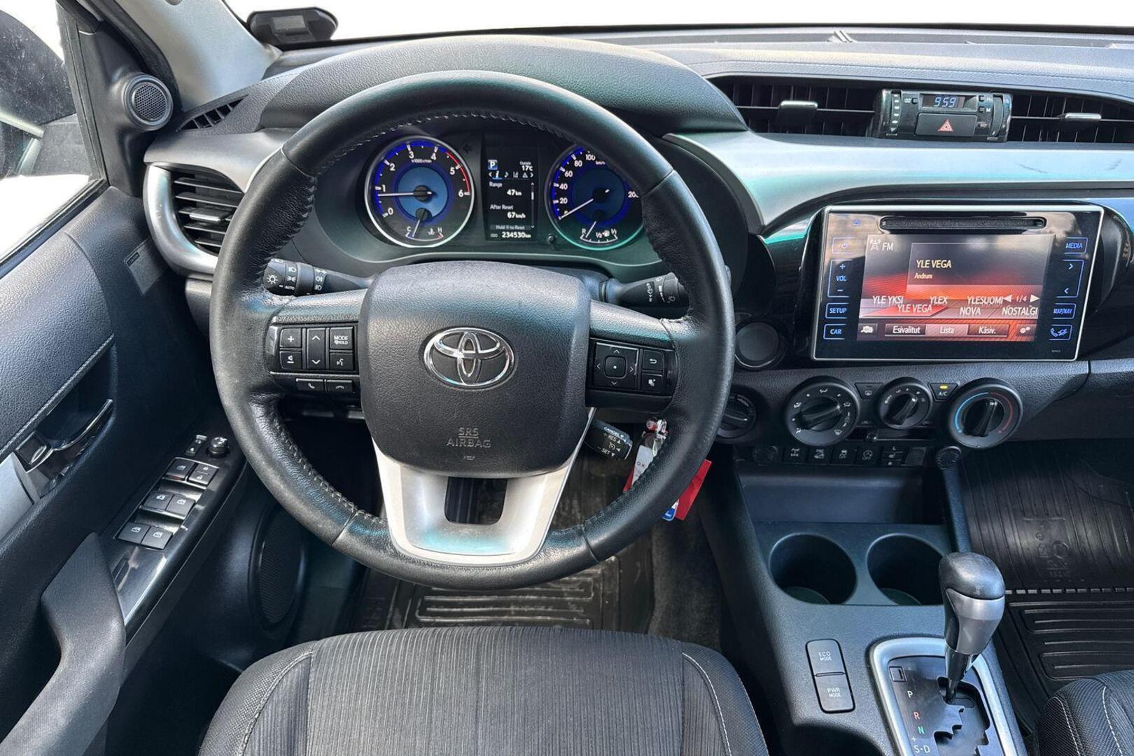 TOYOTA Hilux 11