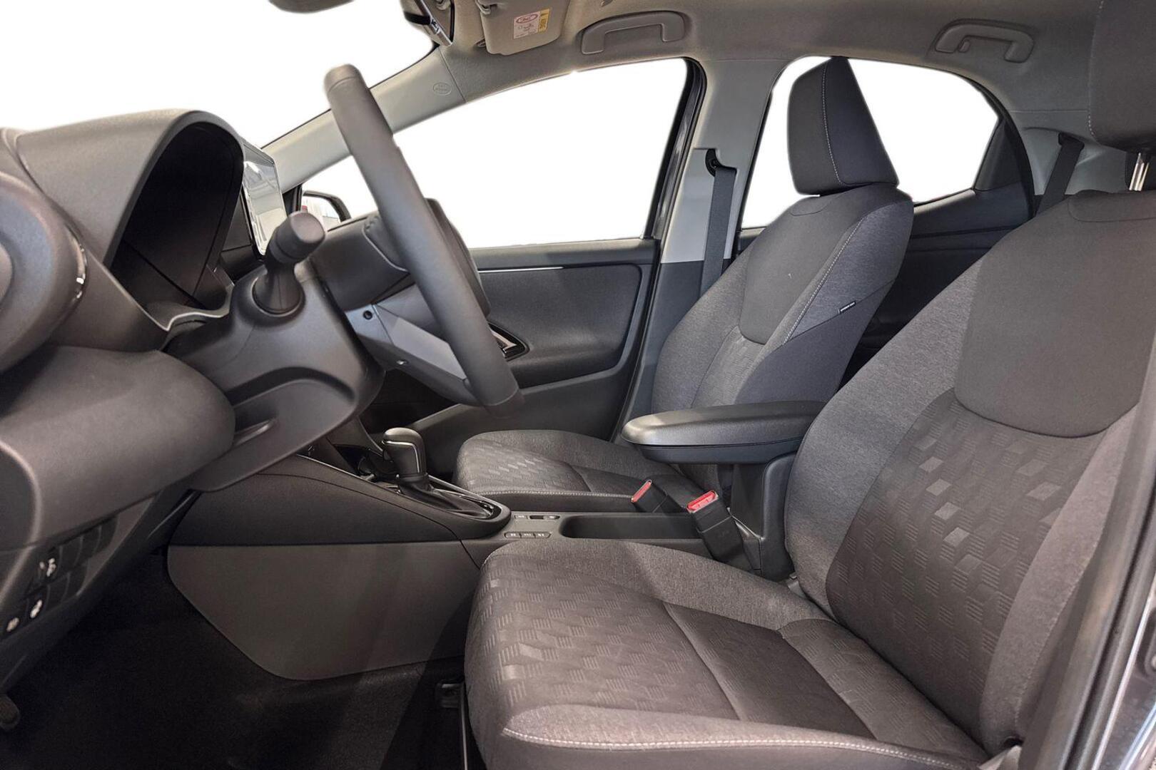 TOYOTA YARIS 8