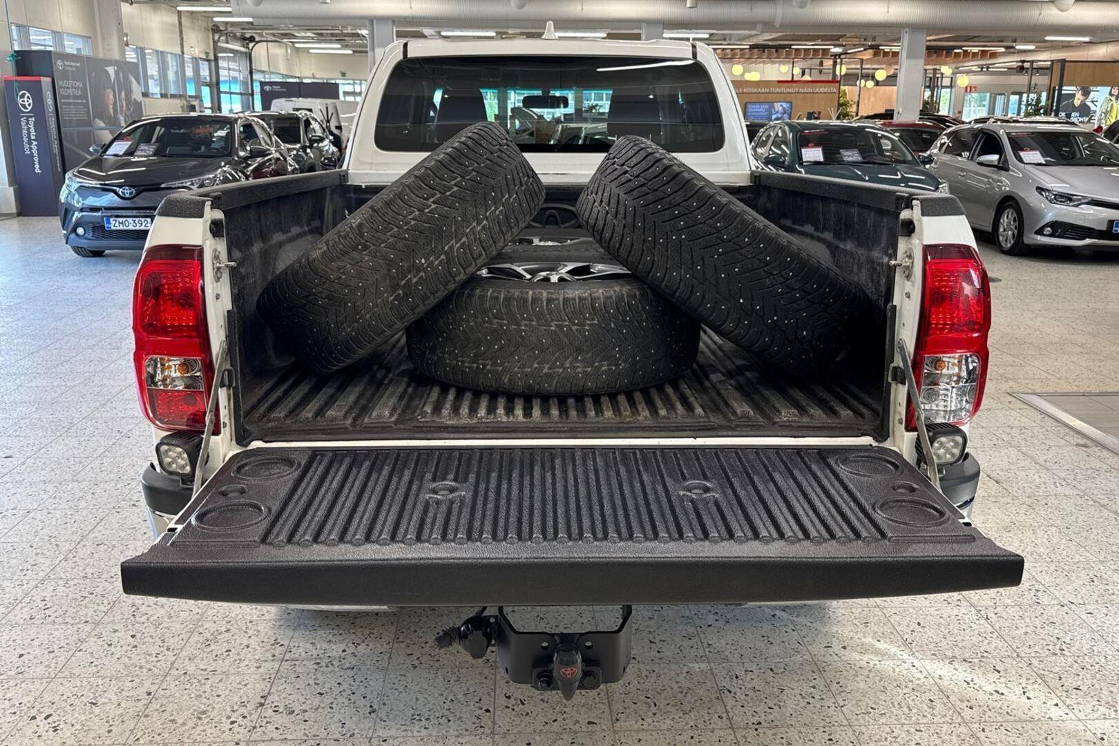 TOYOTA HILUX 16