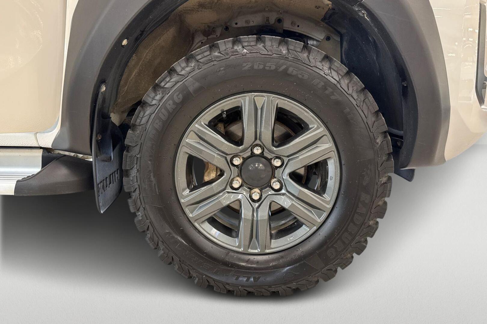 TOYOTA HILUX 19