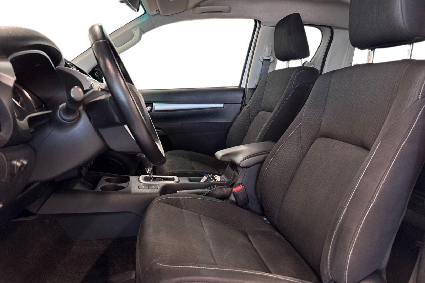 TOYOTA HILUX 9