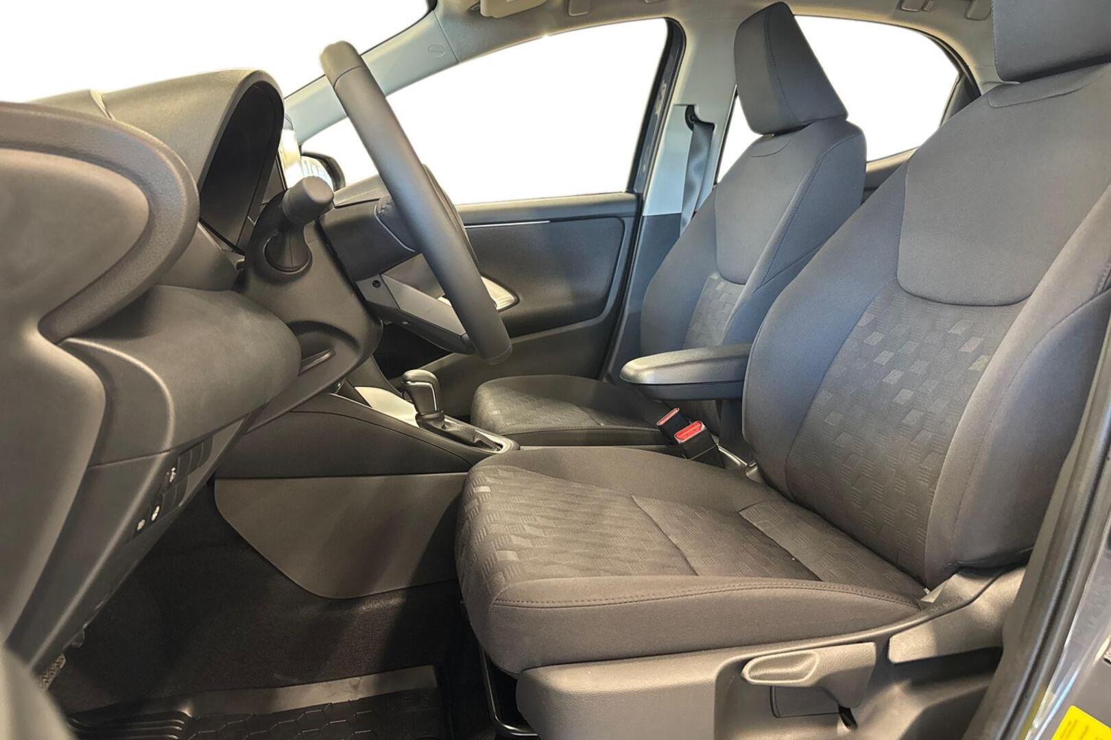 TOYOTA YARIS 8