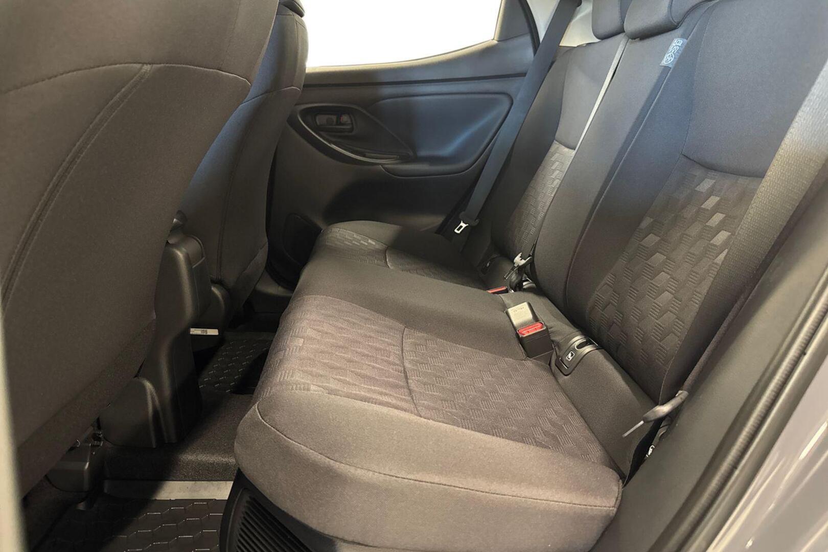 TOYOTA YARIS 9