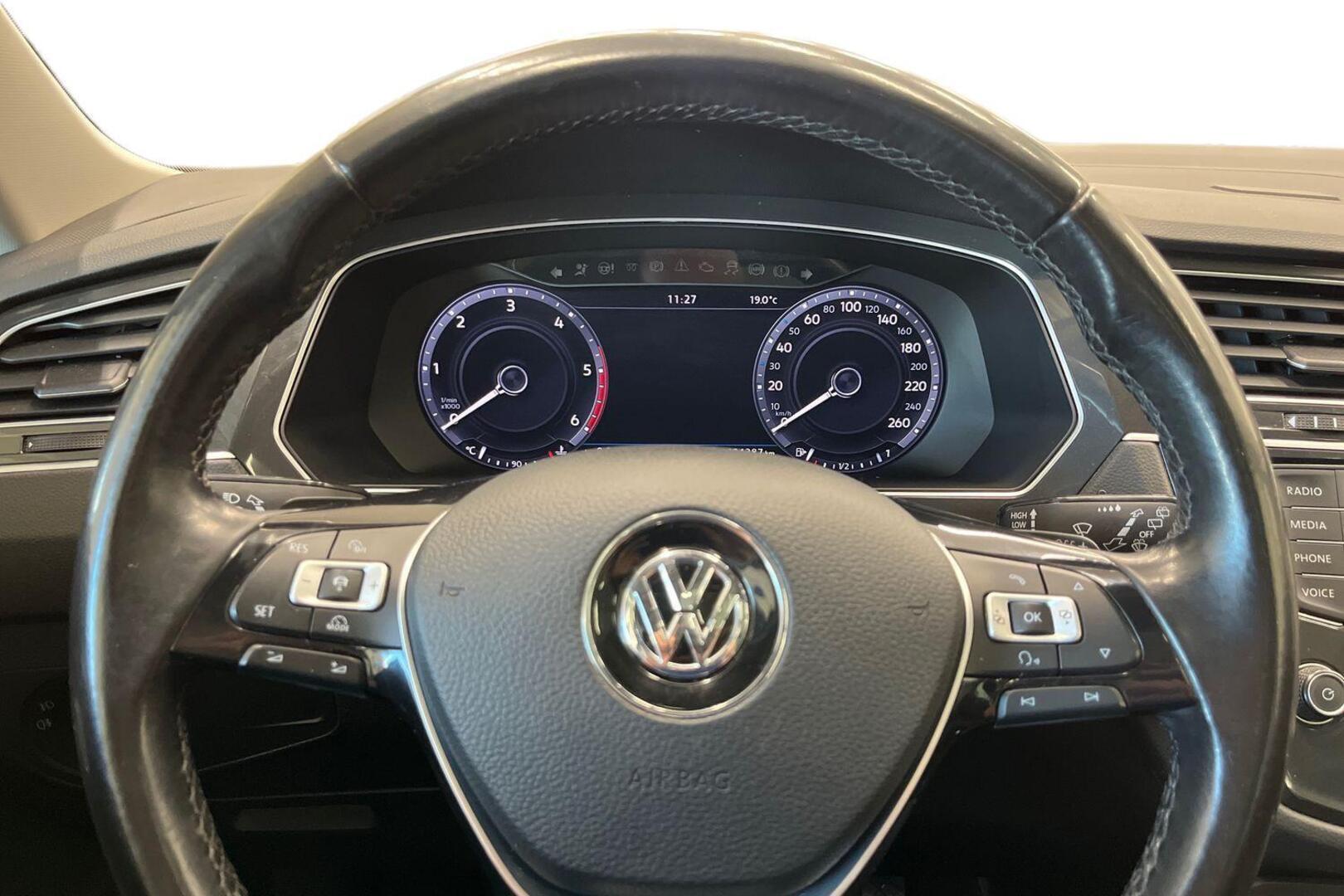 VOLKSWAGEN Tiguan 12