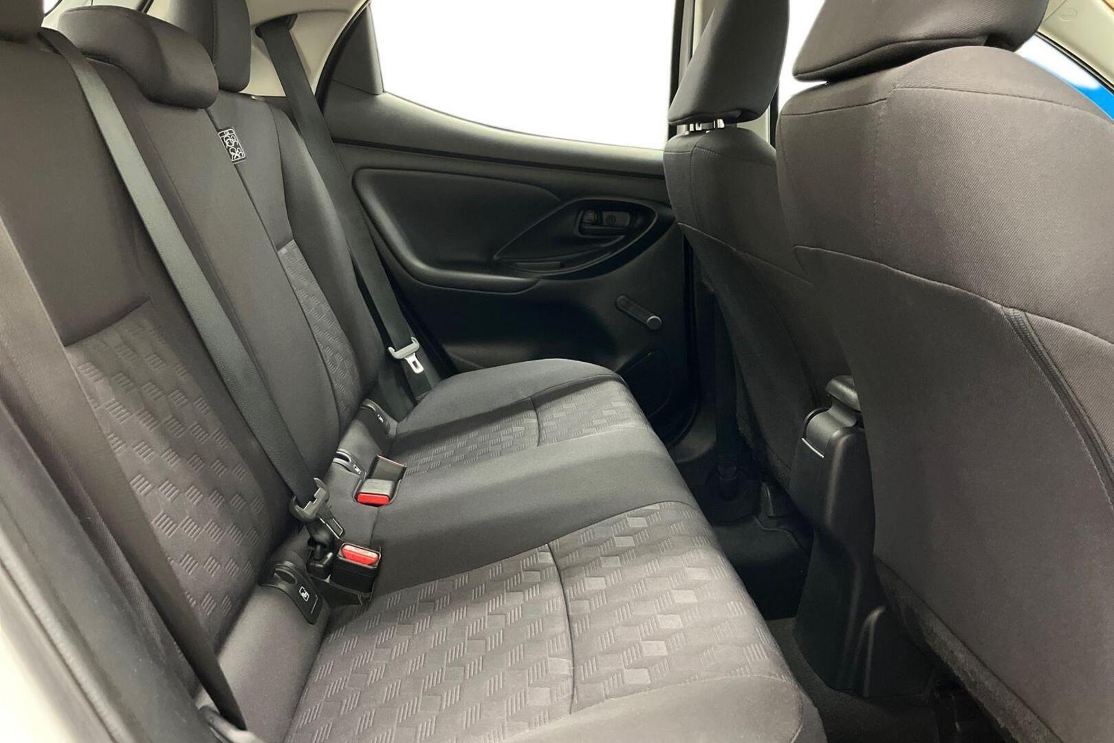 TOYOTA Yaris 18