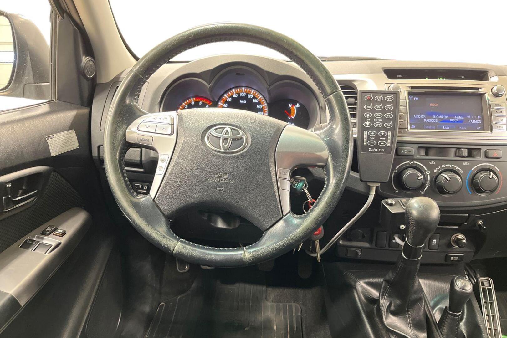 TOYOTA Hilux 11