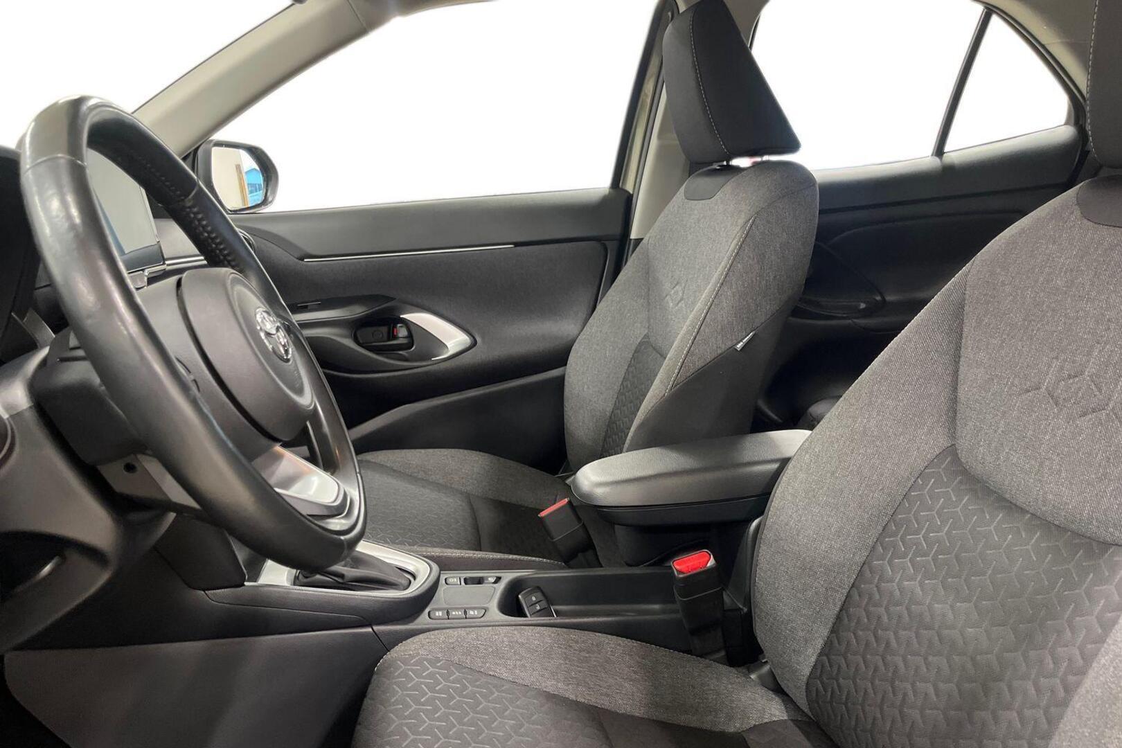 TOYOTA Yaris Cross 10