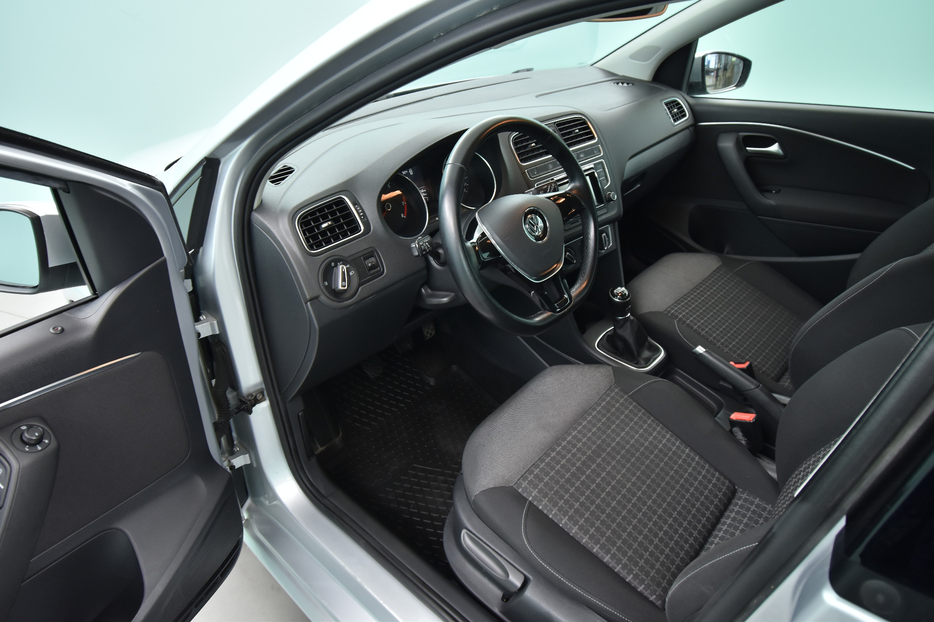 VOLKSWAGEN Polo 2015