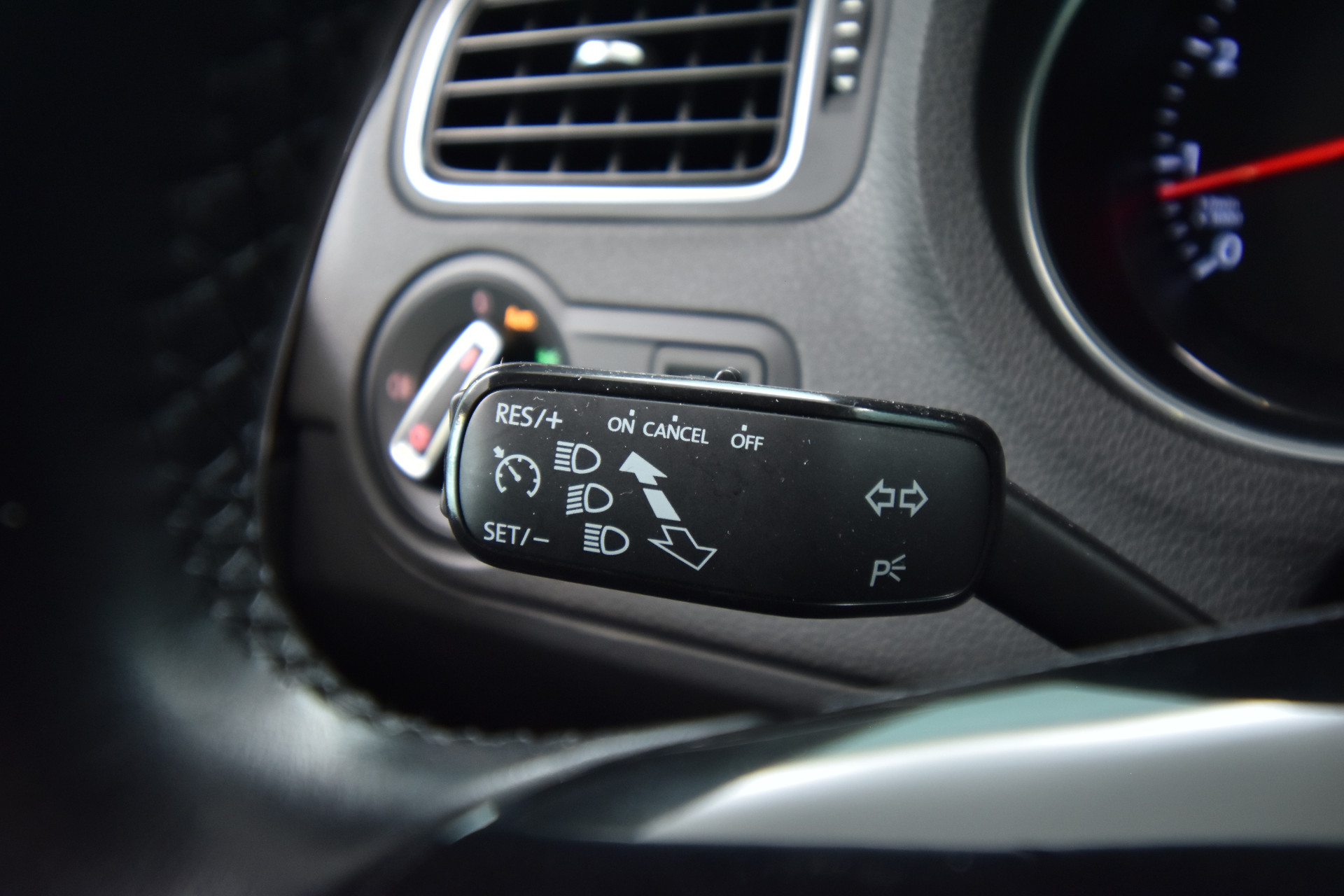 VOLKSWAGEN Polo 2015