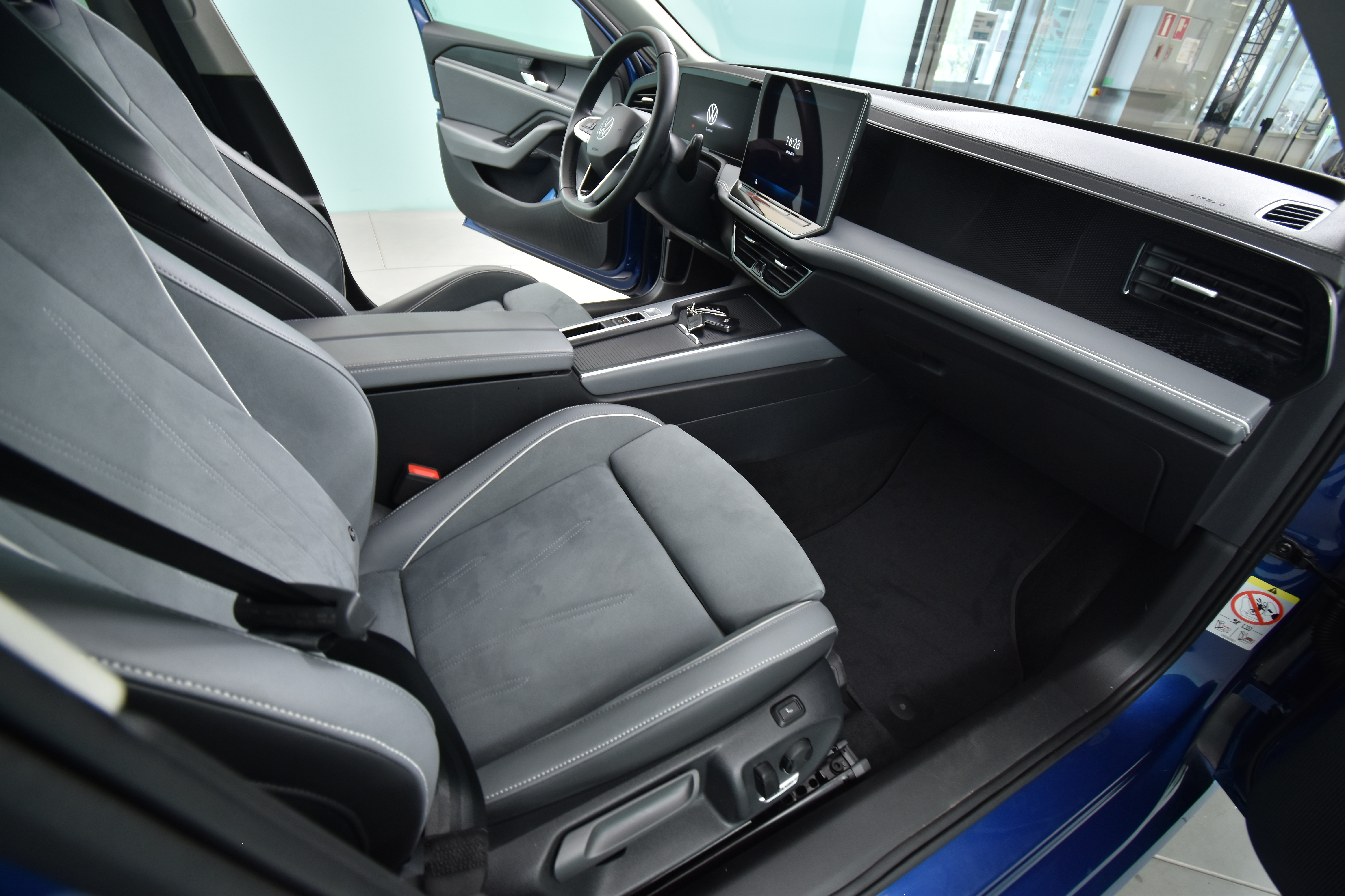 VOLKSWAGEN Passat 2024