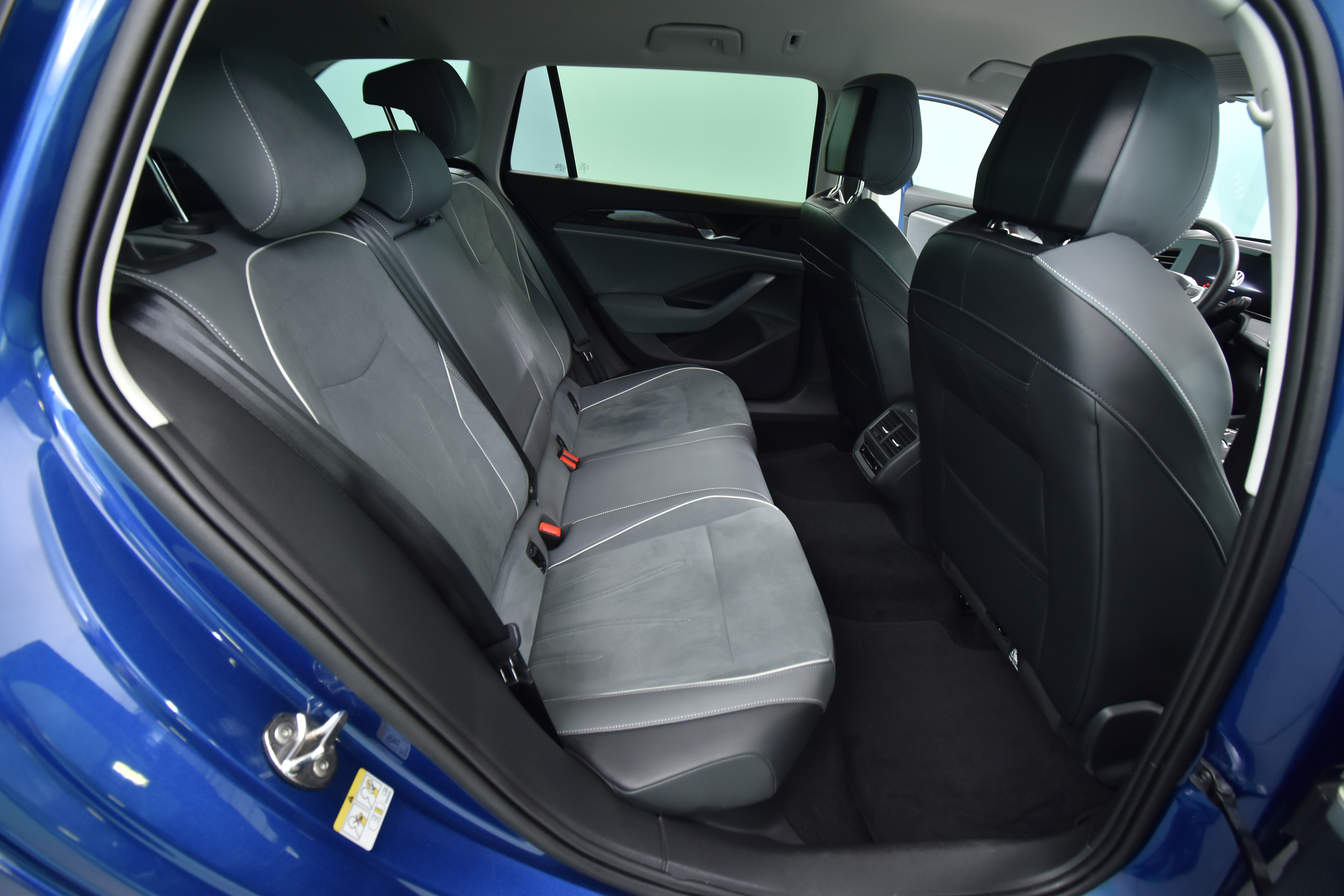 VOLKSWAGEN Passat 2024