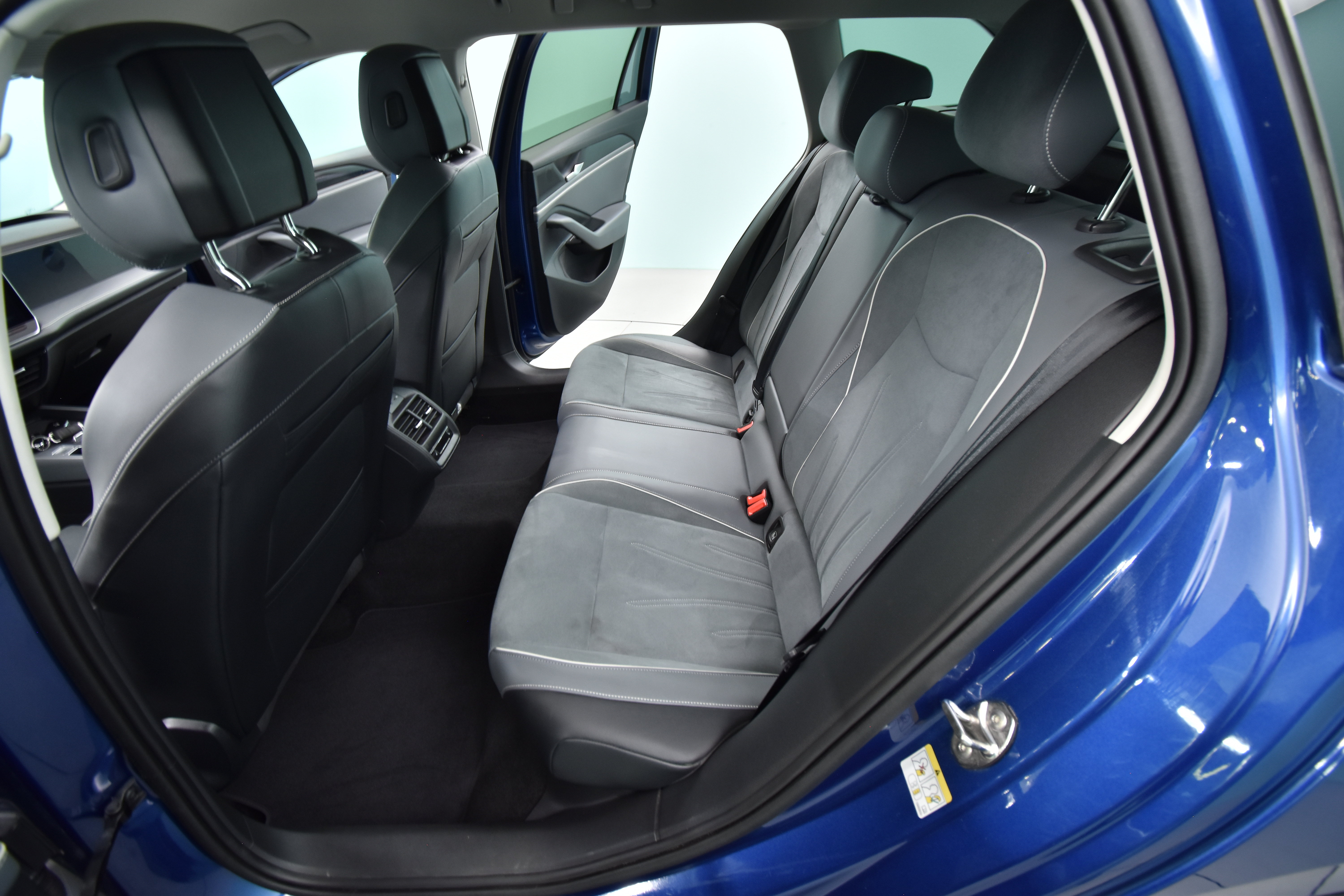 VOLKSWAGEN Passat 2024