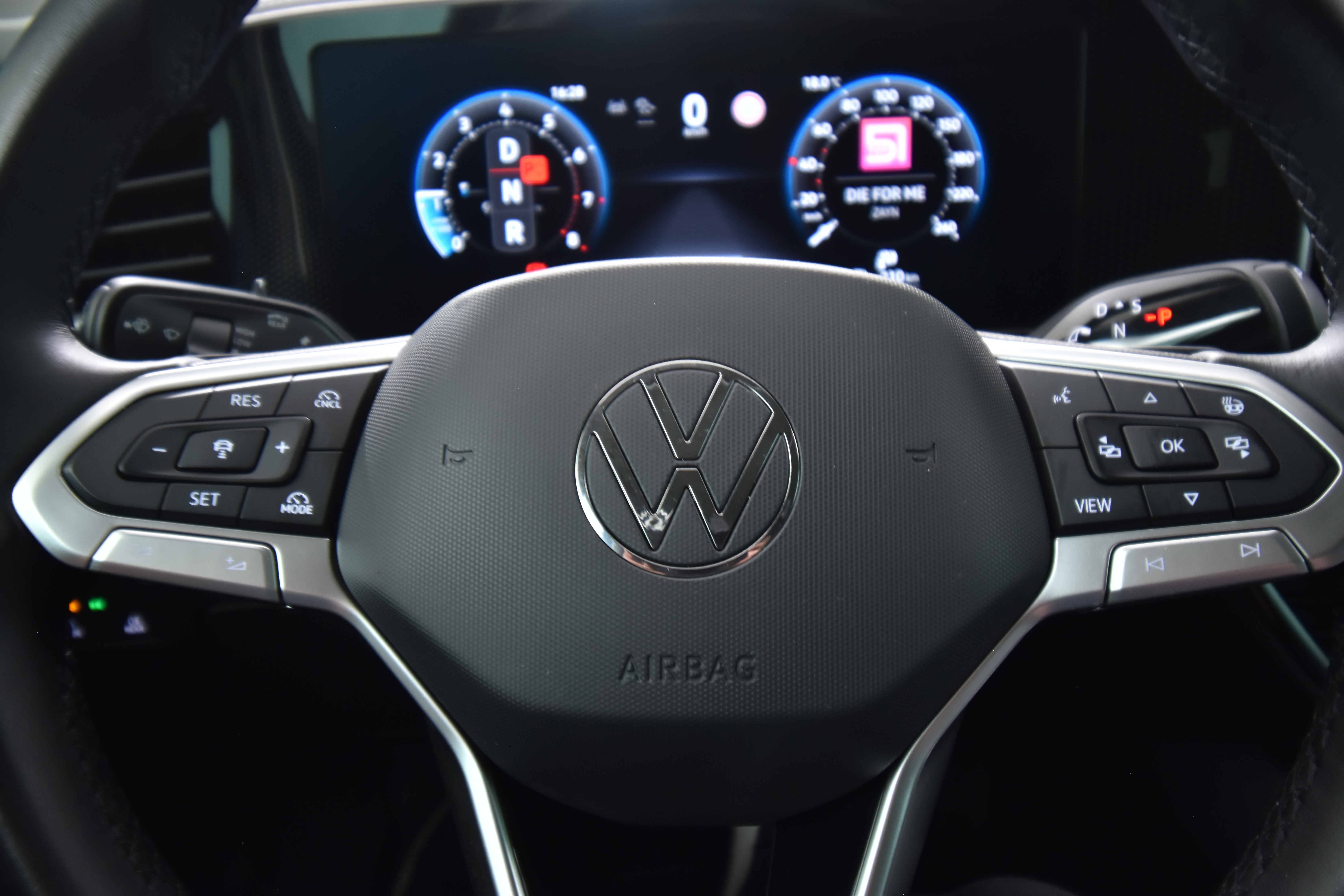 VOLKSWAGEN Passat 2024