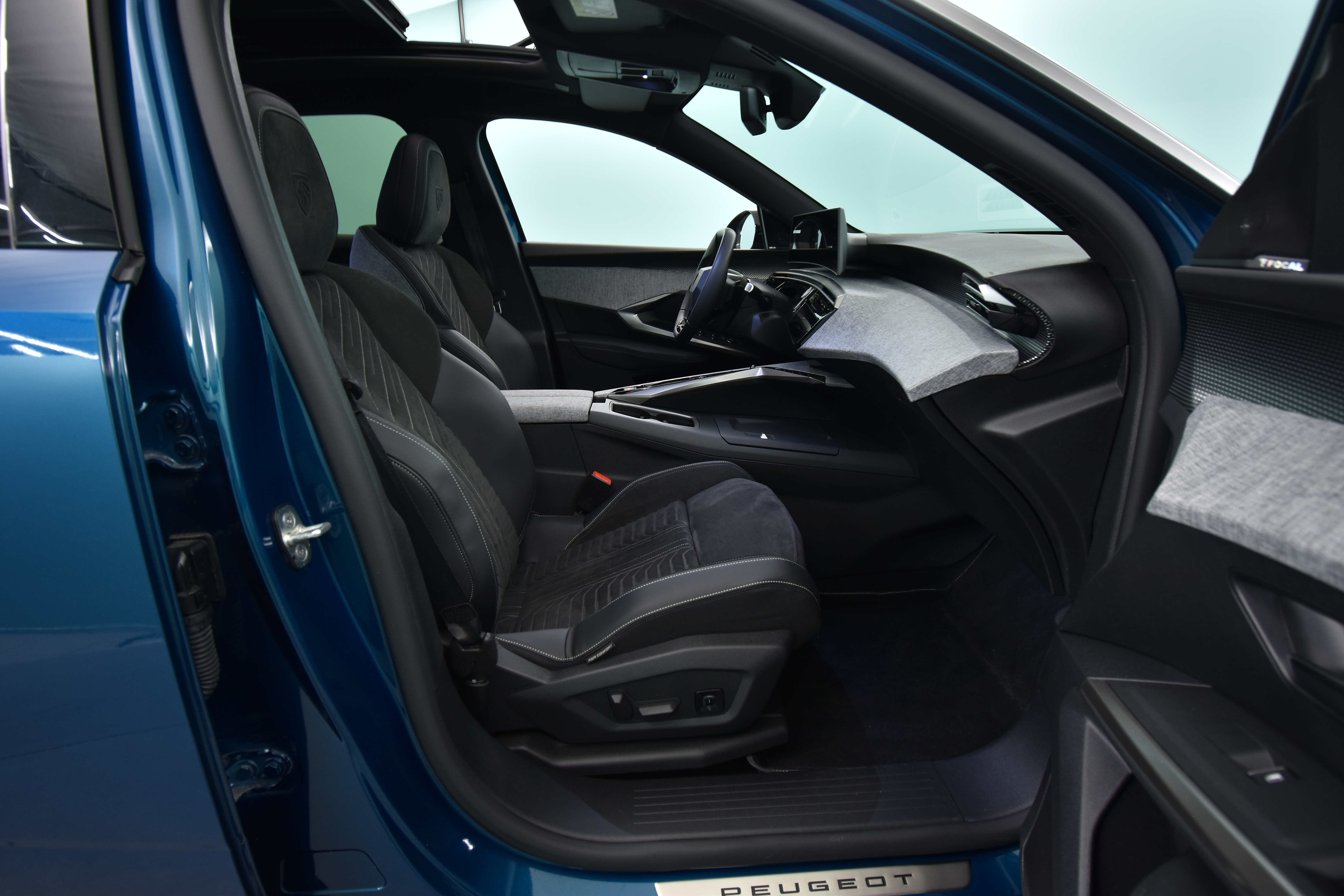 PEUGEOT E-3008 2025