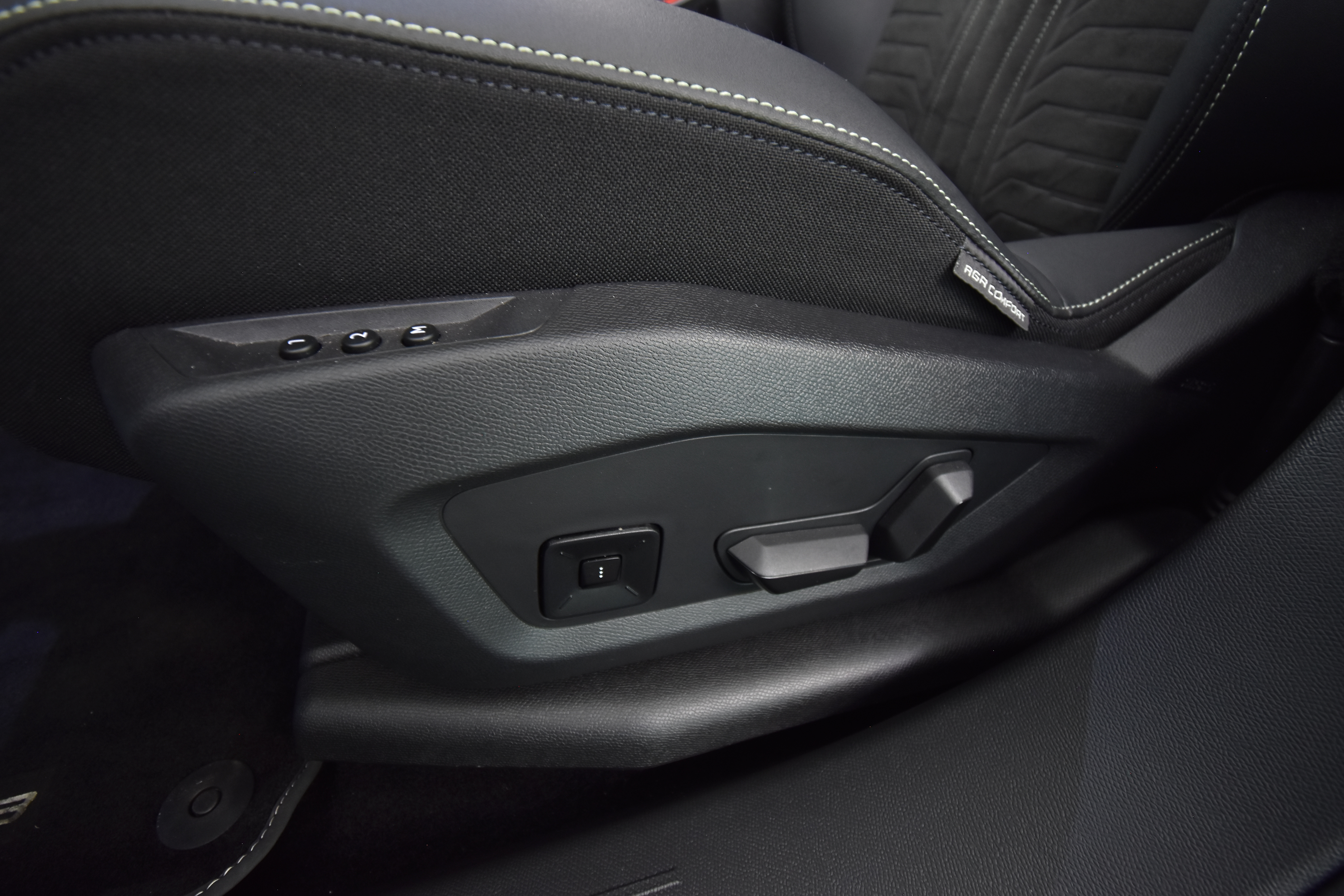 PEUGEOT E-3008 2025